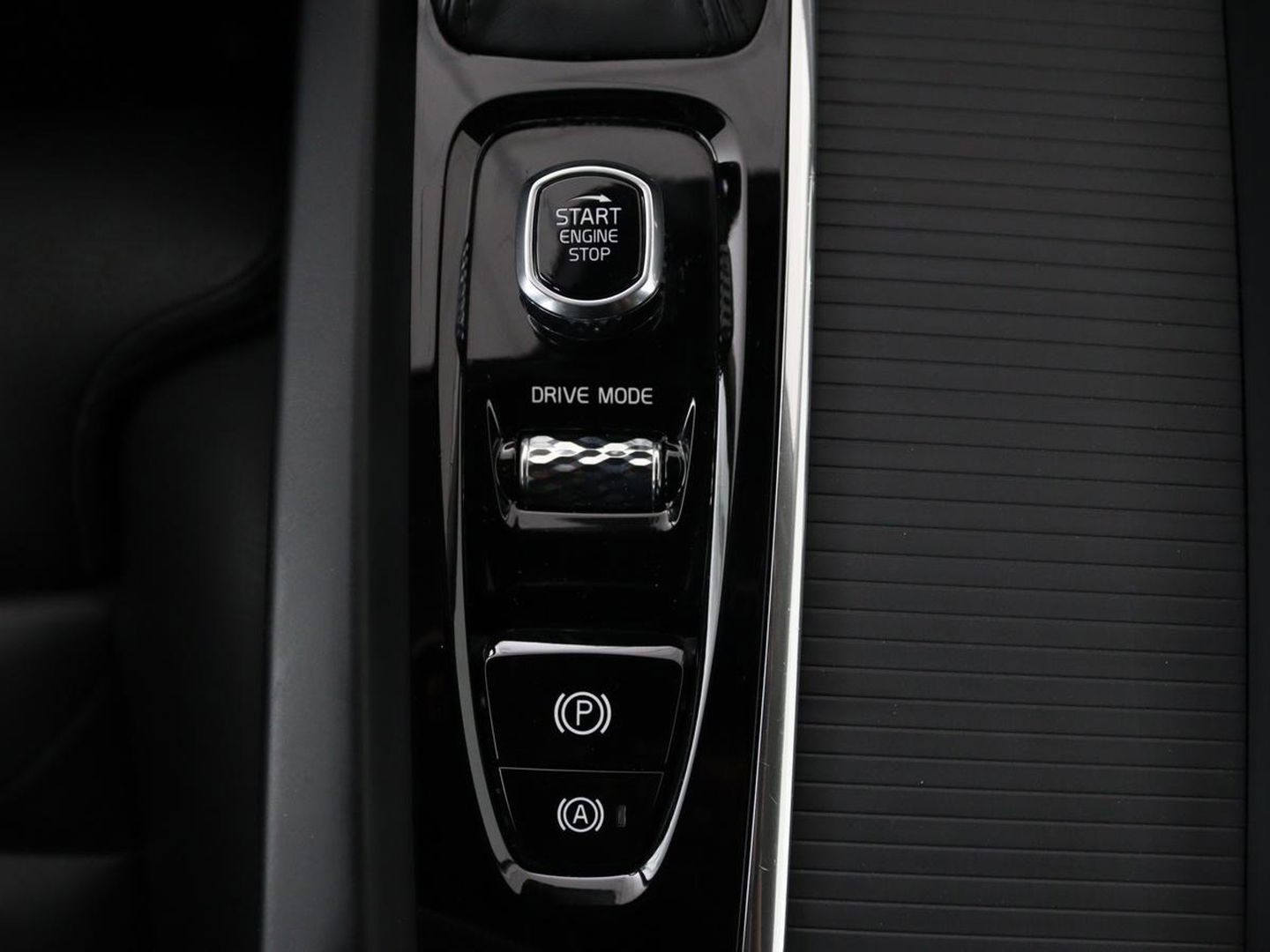 Volvo V60 2.0 T5 Momentum | Leder | Trekhaak | Stoelverwarming | LMV 20 inch | Harman/Kardon | Adaptive cruise | DAB+