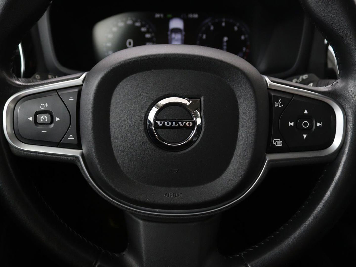 Volvo V60 2.0 T5 Momentum | Leder | Trekhaak | Stoelverwarming | LMV 20 inch | Harman/Kardon | Adaptive cruise | DAB+