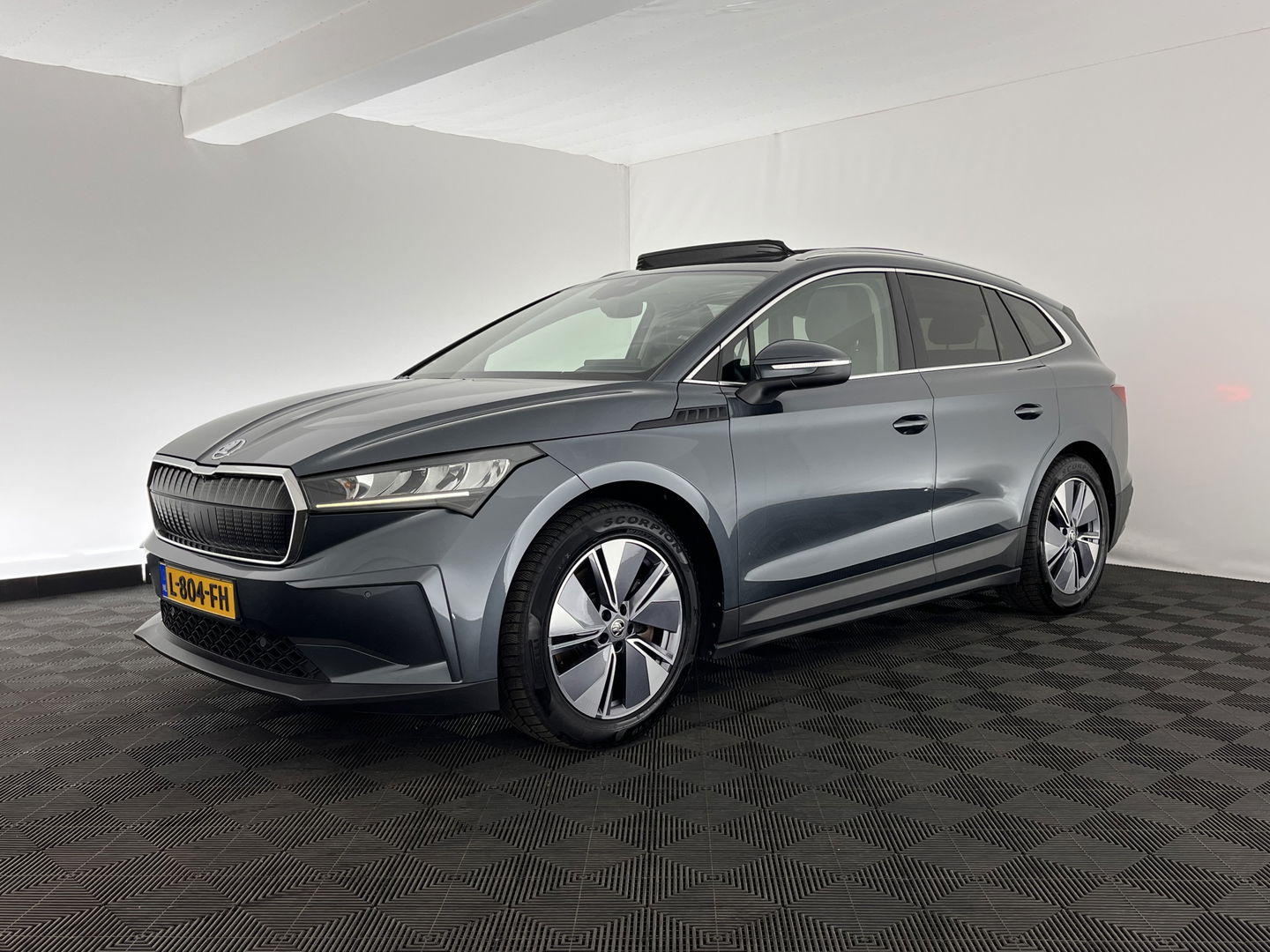 Škoda Enyaq iV 80 Luxus [ 3-Fase ] (INCL-BTW) *PANO | LUXURY-LEATHER | HEAD-UP | ADAPTIVE-CRUISE | MEMORY-PACK | FULL-LED | DIGI-COCKPIT | BLIND-SPOT | NAVI-FULLMAP | KEYLESS | CAMERA | HEATED-SPORTSEATS | KEYLESS | 19"ALU*