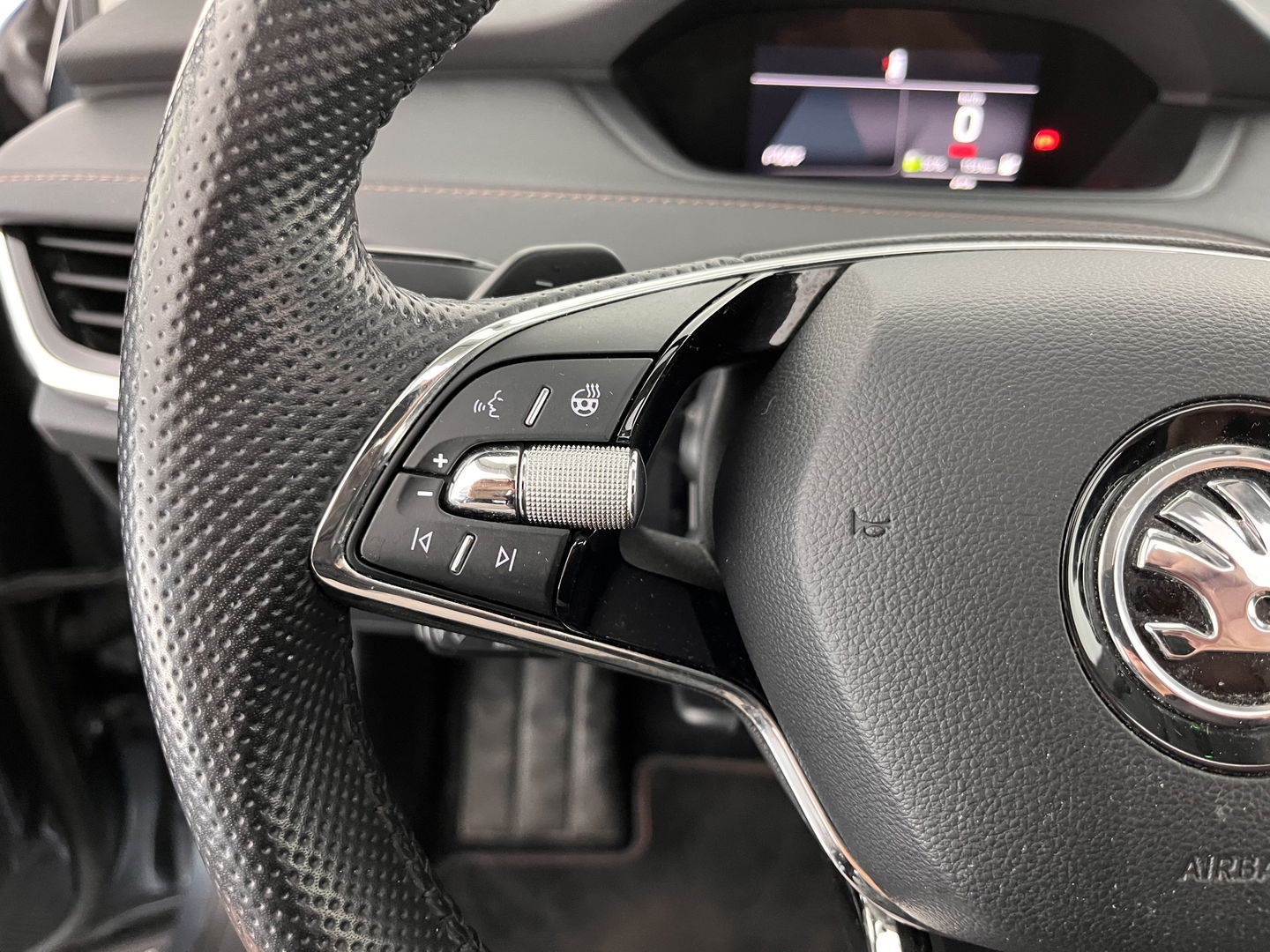 Škoda Enyaq iV 80 Luxus [ 3-Fase ] (INCL-BTW) *PANO | LUXURY-LEATHER | HEAD-UP | ADAPTIVE-CRUISE | MEMORY-PACK | FULL-LED | DIGI-COCKPIT | BLIND-SPOT | NAVI-FULLMAP | KEYLESS | CAMERA | HEATED-SPORTSEATS | KEYLESS | 19"ALU*