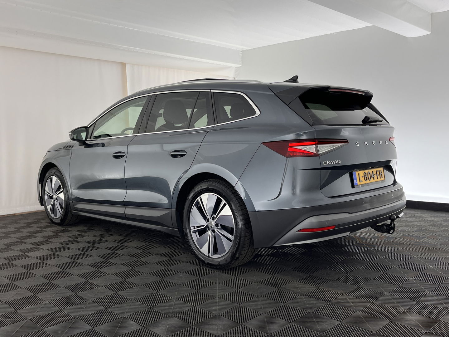 Škoda Enyaq iV 80 Luxus [ 3-Fase ] (INCL-BTW) *PANO | LUXURY-LEATHER | HEAD-UP | ADAPTIVE-CRUISE | MEMORY-PACK | FULL-LED | DIGI-COCKPIT | BLIND-SPOT | NAVI-FULLMAP | KEYLESS | CAMERA | HEATED-SPORTSEATS | KEYLESS | 19"ALU*