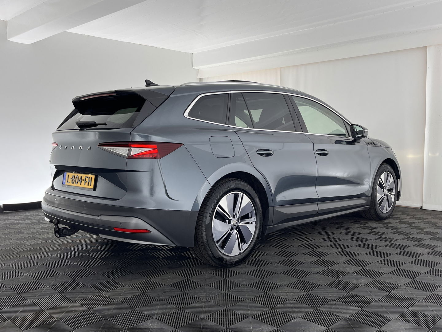 Škoda Enyaq iV 80 Luxus [ 3-Fase ] (INCL-BTW) *PANO | LUXURY-LEATHER | HEAD-UP | ADAPTIVE-CRUISE | MEMORY-PACK | FULL-LED | DIGI-COCKPIT | BLIND-SPOT | NAVI-FULLMAP | KEYLESS | CAMERA | HEATED-SPORTSEATS | KEYLESS | 19"ALU*