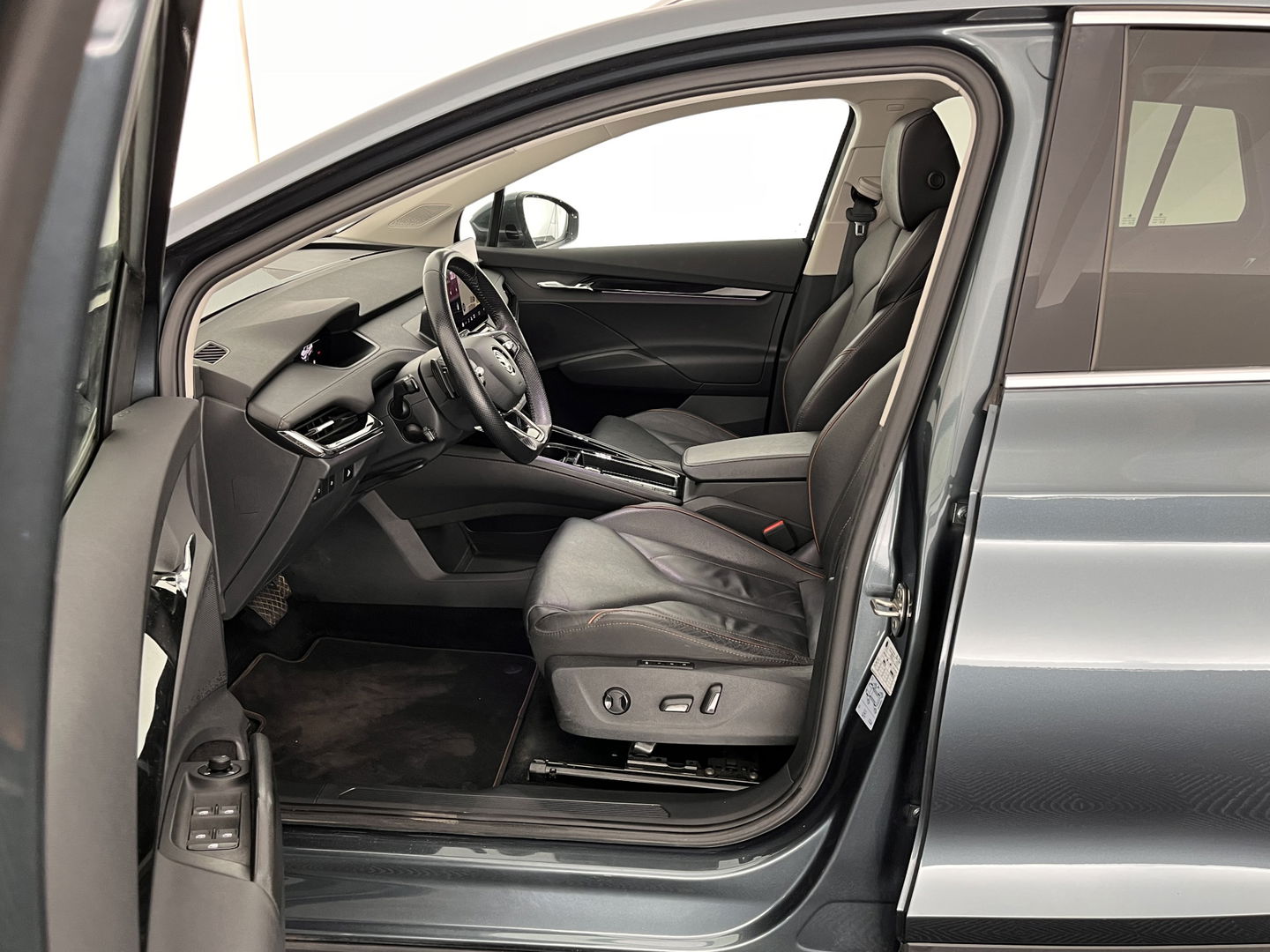 Škoda Enyaq iV 80 [ 3-Fase ] (INCL-BTW) *PANO | FULL-LEATHER | HEAD-UP | ADAPT.CRUISE | MEMORY-PACK | FULL-LED | DIGI-COCKPIT | BLIND-SPOT | NAVI-FULLMAP | KEYLESS | CAMERA | COMFORT-SEATS | KEYLESS | AMBIENT-LIGHT | 19'