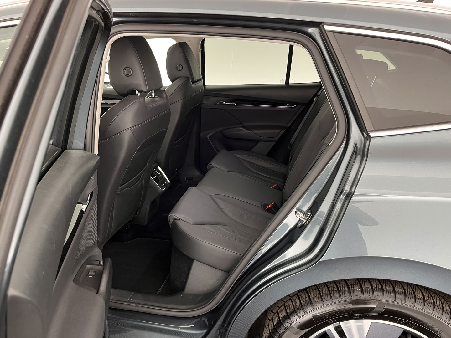 Škoda Enyaq iV 80 [ 3-Fase ] (INCL-BTW) *PANO | FULL-LEATHER | HEAD-UP | ADAPT.CRUISE | MEMORY-PACK | FULL-LED | DIGI-COCKPIT | BLIND-SPOT | NAVI-FULLMAP | KEYLESS | CAMERA | COMFORT-SEATS | KEYLESS | AMBIENT-LIGHT | 19'