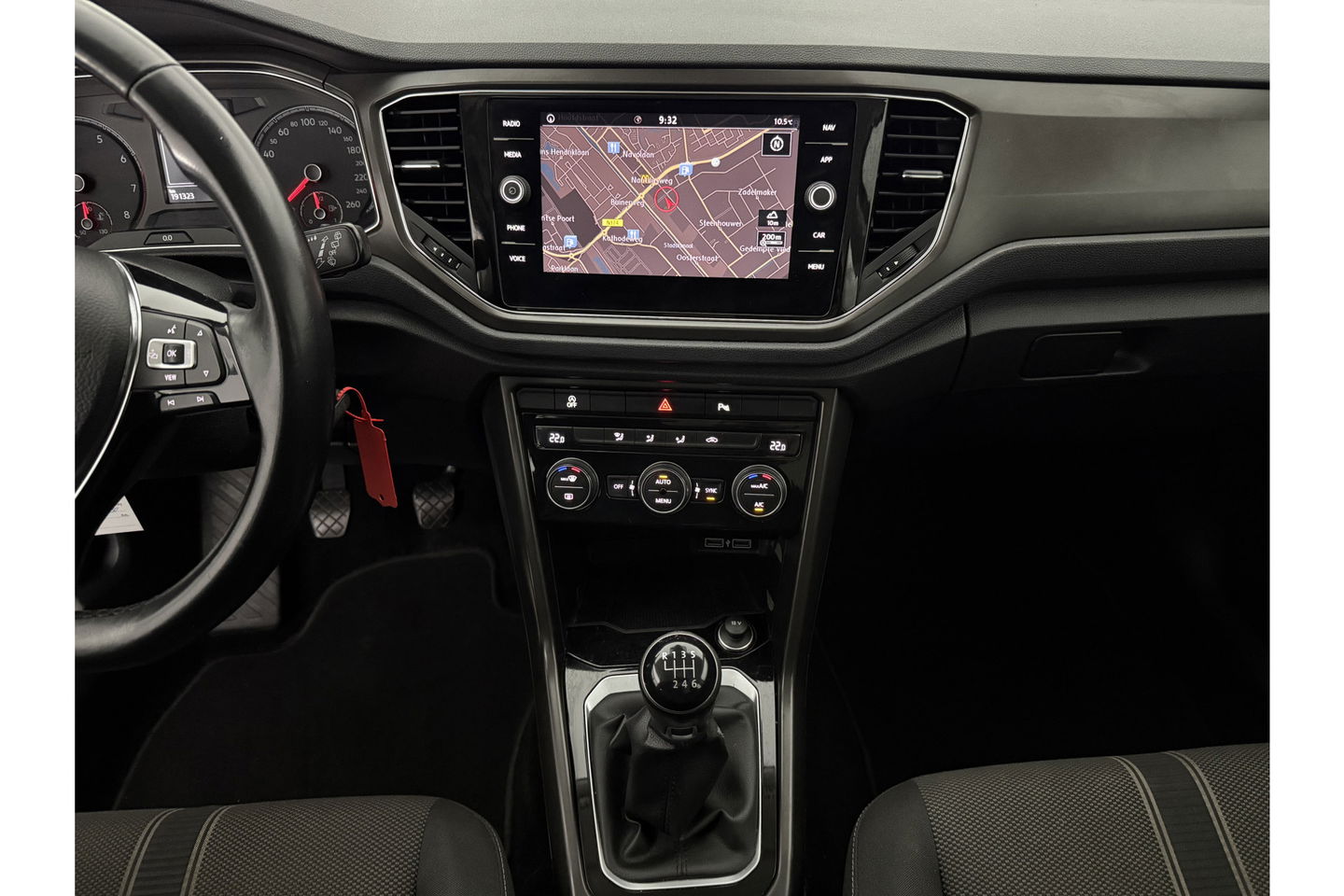 Volkswagen T-Roc TSI Style Business Camera Carplay LED Trekhaak Adaptive-Cruise Clima Navi PDC 16"LMV