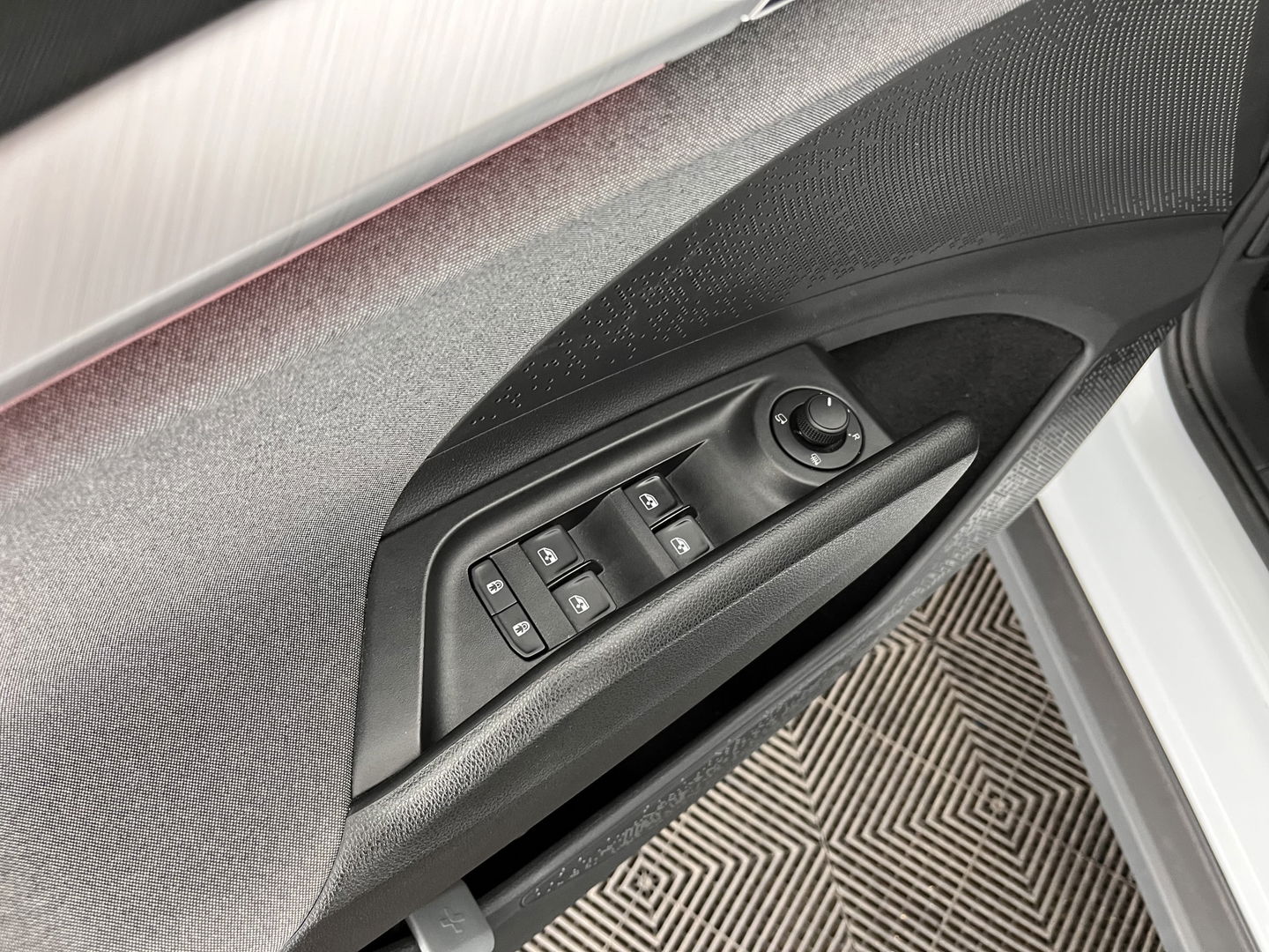 Škoda Enyaq iV 80 (INCL.BTW) *DIGI-COCKPIT | FULL-LED | 1/2LEATHER | BLINDSPOT | CAMERA | NAVI-FULLMAP | DAB+ | KEYLESS | 19''ALU*