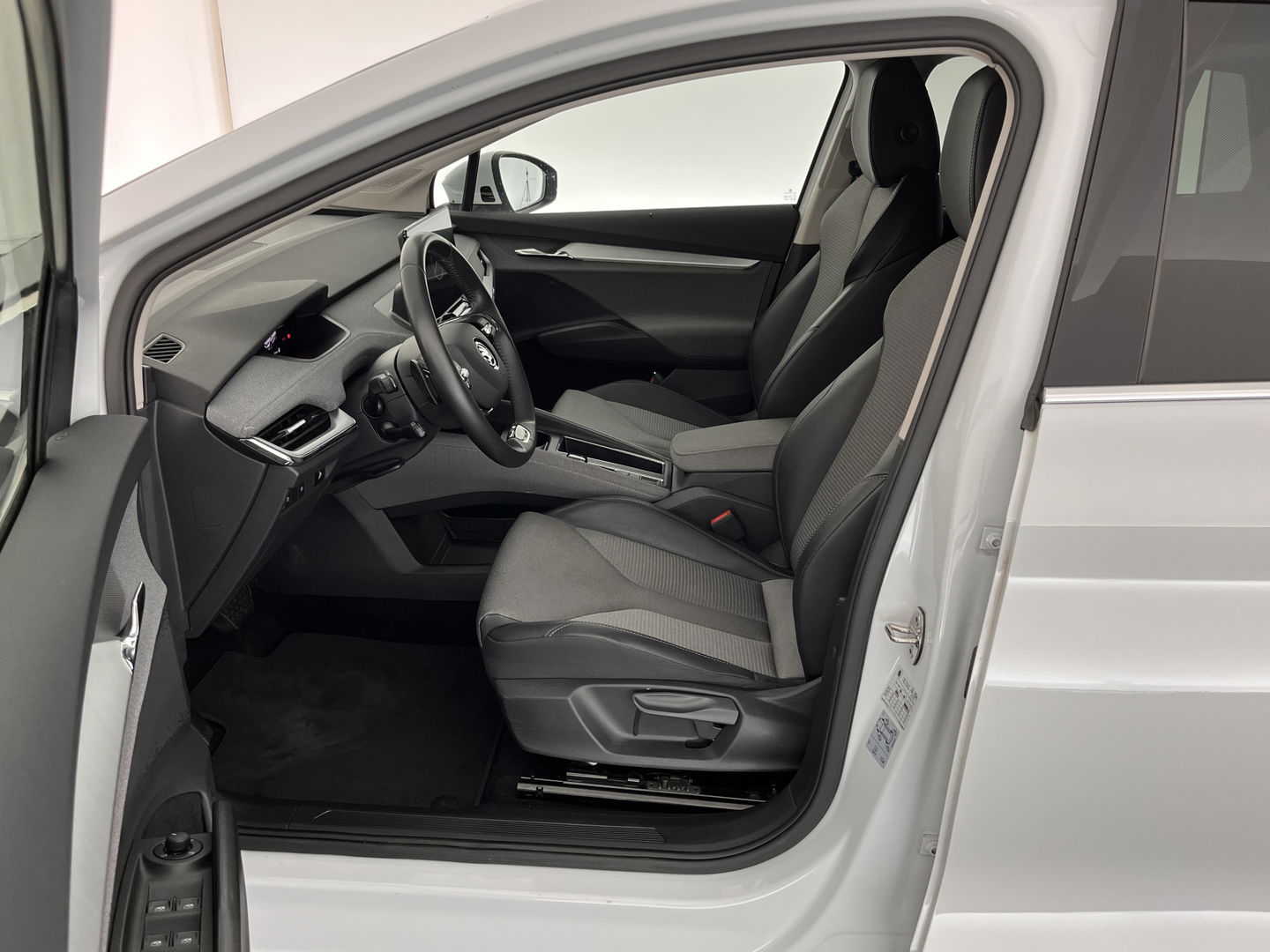 Škoda Enyaq iV 80 (INCL.BTW) *DIGI-COCKPIT | FULL-LED | 1/2LEATHER | BLINDSPOT | CAMERA | NAVI-FULLMAP | DAB+ | KEYLESS | 19''ALU*