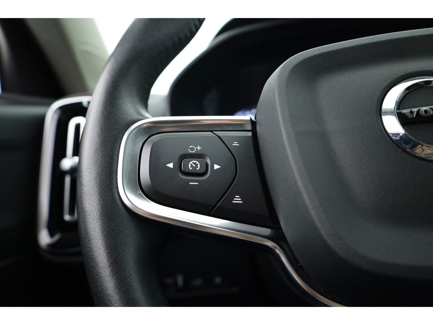 Volvo XC40 T5 Recharge R-Design | Pilot Assist | ACC | Elek. stoel + geheugen | Camera | Stoel + stuur verw. |