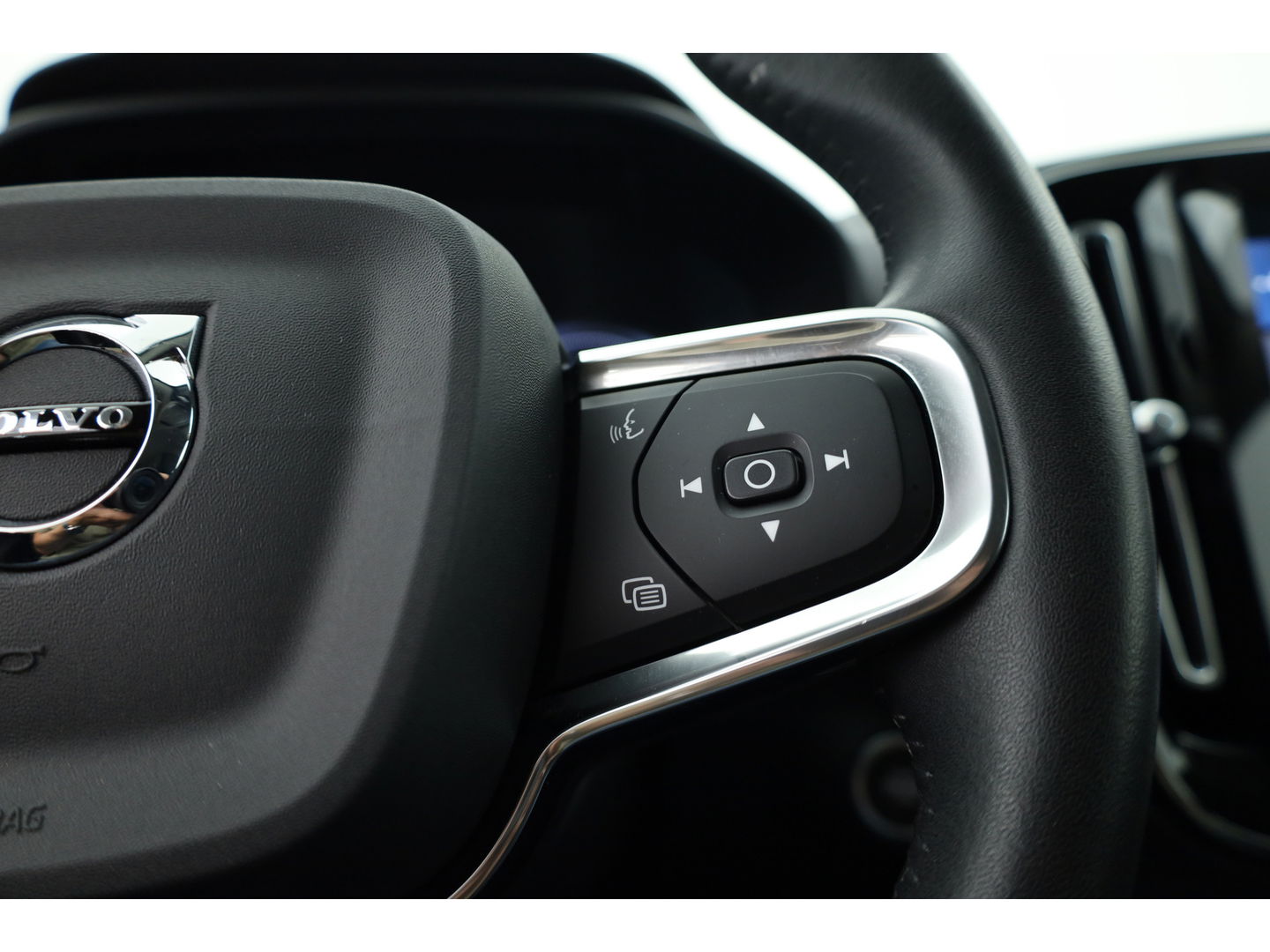 Volvo XC40 T5 Recharge R-Design | Pilot Assist | ACC | Elek. stoel + geheugen | Camera | Stoel + stuur verw. |