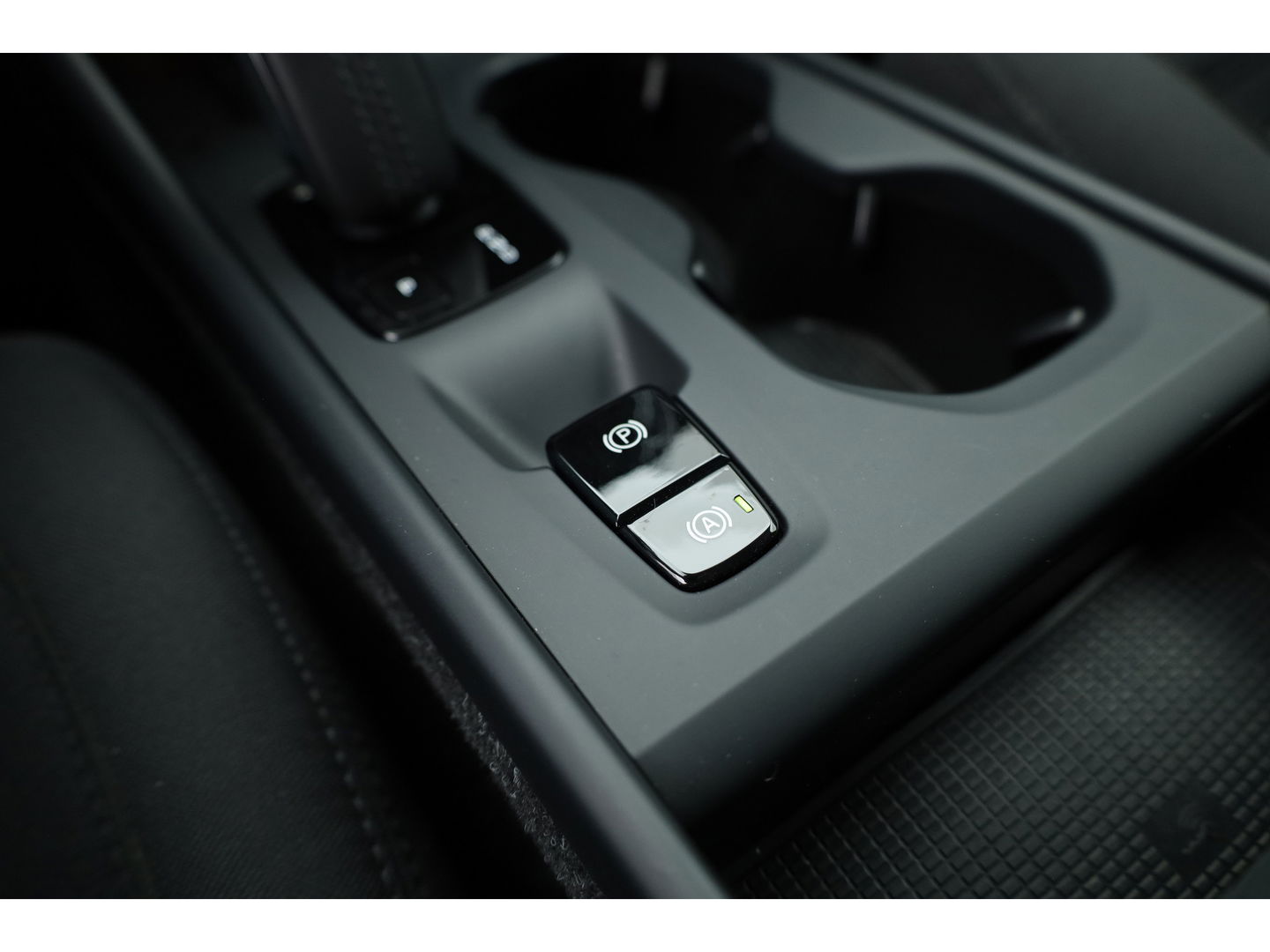 Volvo XC40 T5 Recharge R-Design | Pilot Assist | ACC | Elek. stoel + geheugen | Camera | Stoel + stuur verw. |
