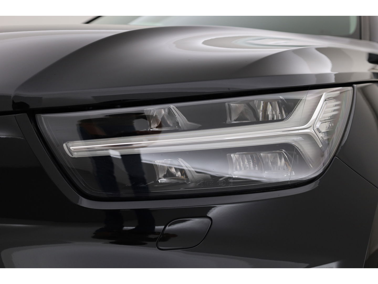 Volvo XC40 T5 Recharge R-Design | Pilot Assist | ACC | Elek. stoel + geheugen | Camera | Stoel + stuur verw. |