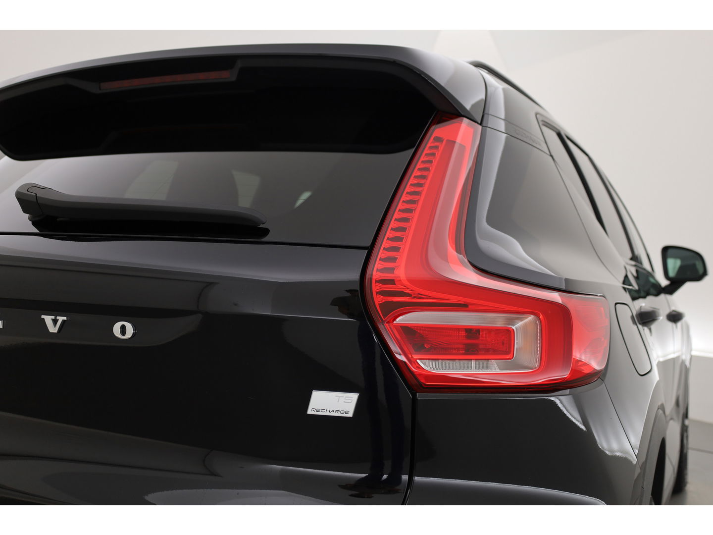 Volvo XC40 T5 Recharge R-Design | Pilot Assist | ACC | Elek. stoel + geheugen | Camera | Stoel + stuur verw. |