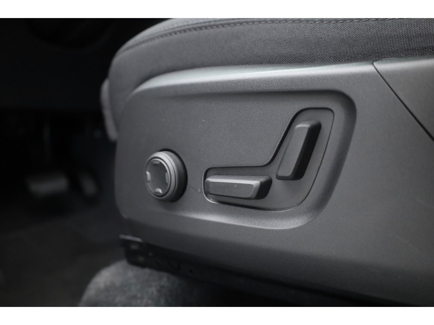 Volvo XC40 T5 Recharge R-Design | Pilot Assist | ACC | Elek. stoel + geheugen | Camera | Stoel + stuur verw. |