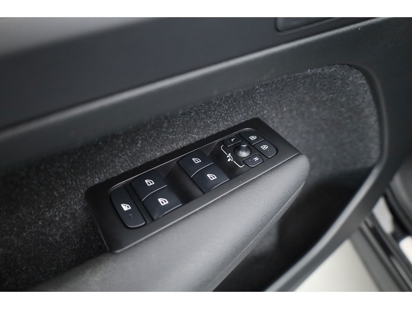 Volvo XC40 T5 Recharge R-Design | Pilot Assist | ACC | Elek. stoel + geheugen | Camera | Stoel + stuur verw. |