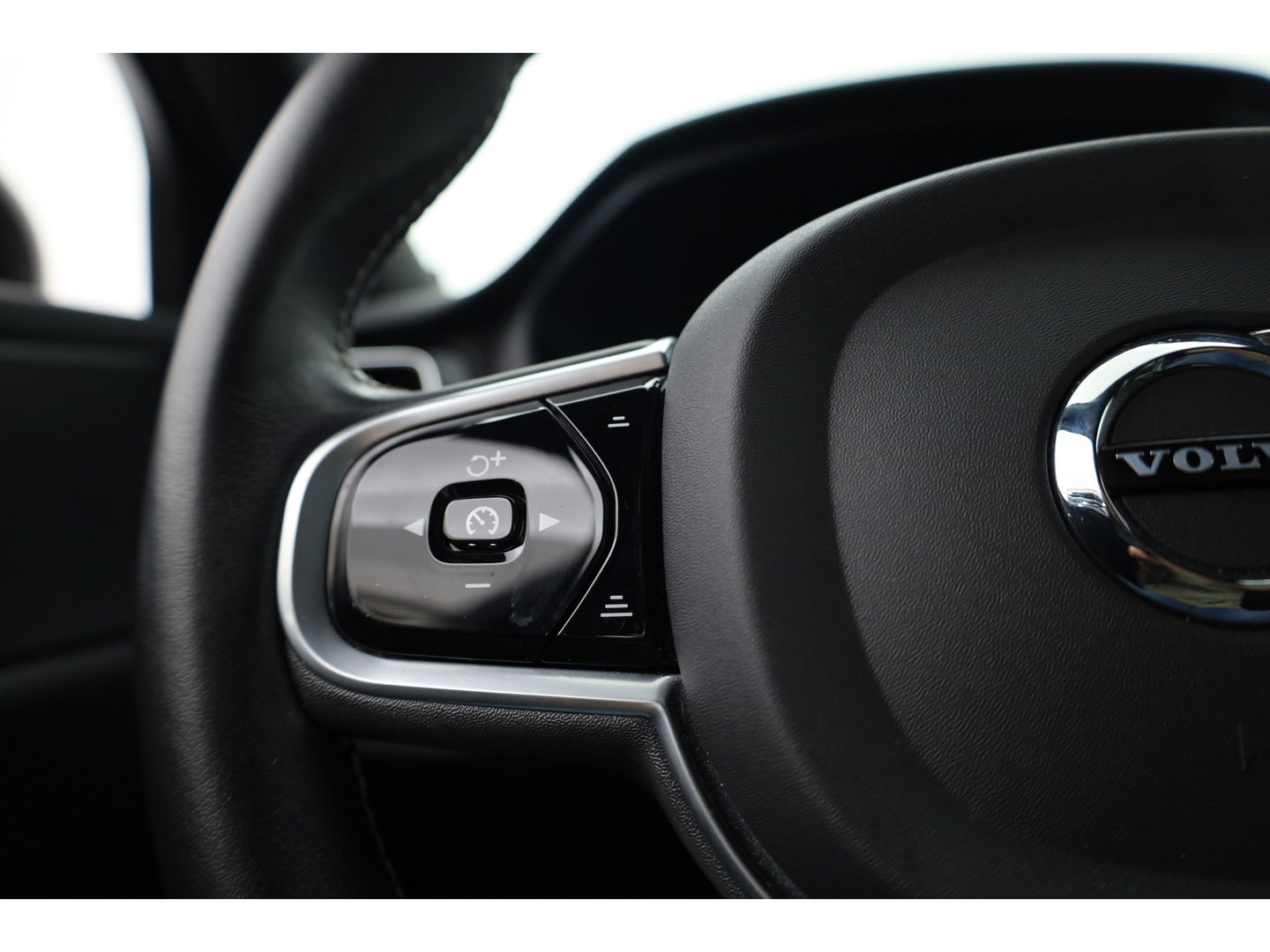 Volvo S60 2.0 T4 R-Design | Pilot Assist | ACC | Trekhaak | Camera | Blis | 19'' |