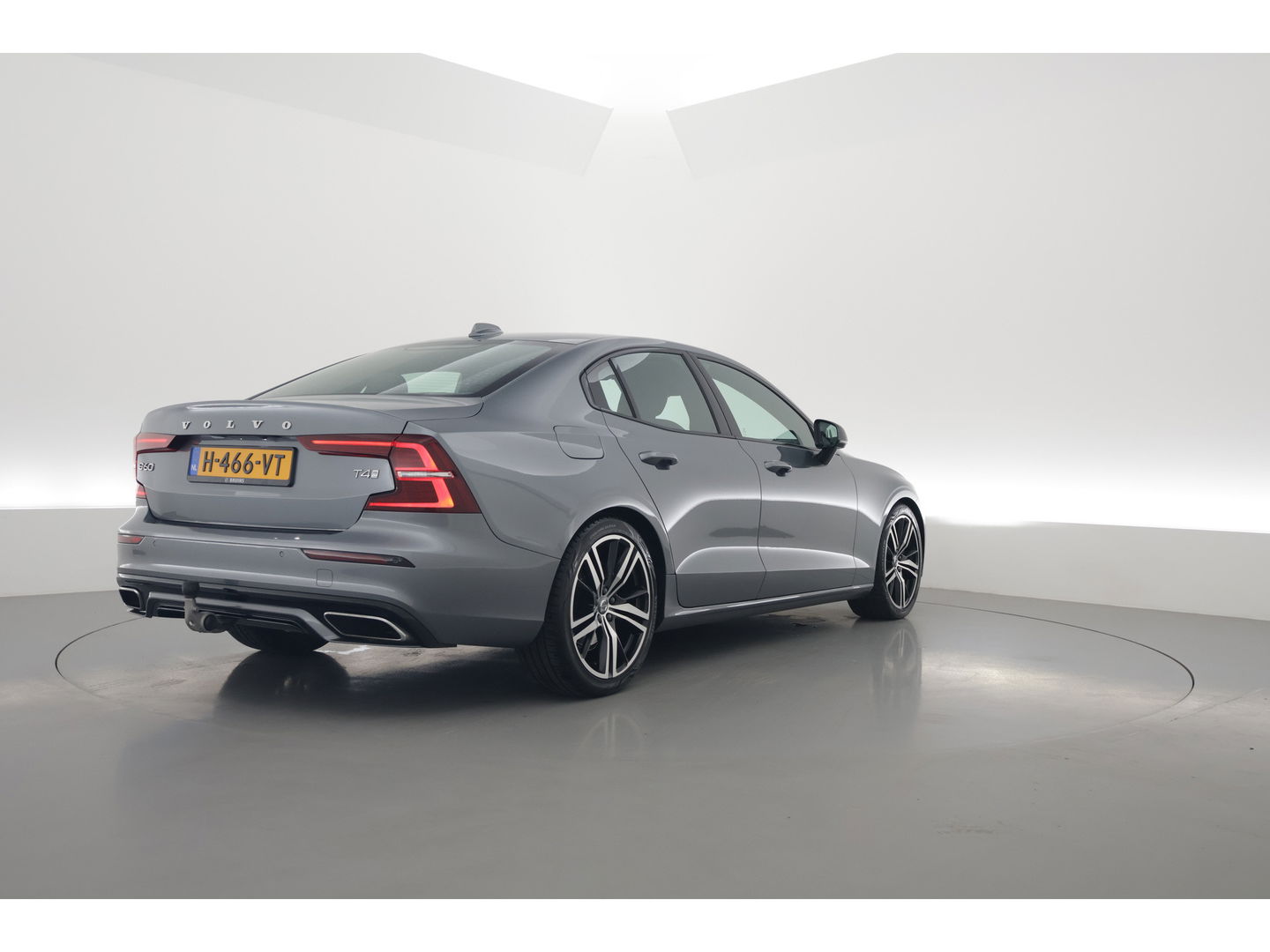 Volvo S60 2.0 T4 R-Design | Pilot Assist | ACC | Trekhaak | Camera | Blis | 19'' |