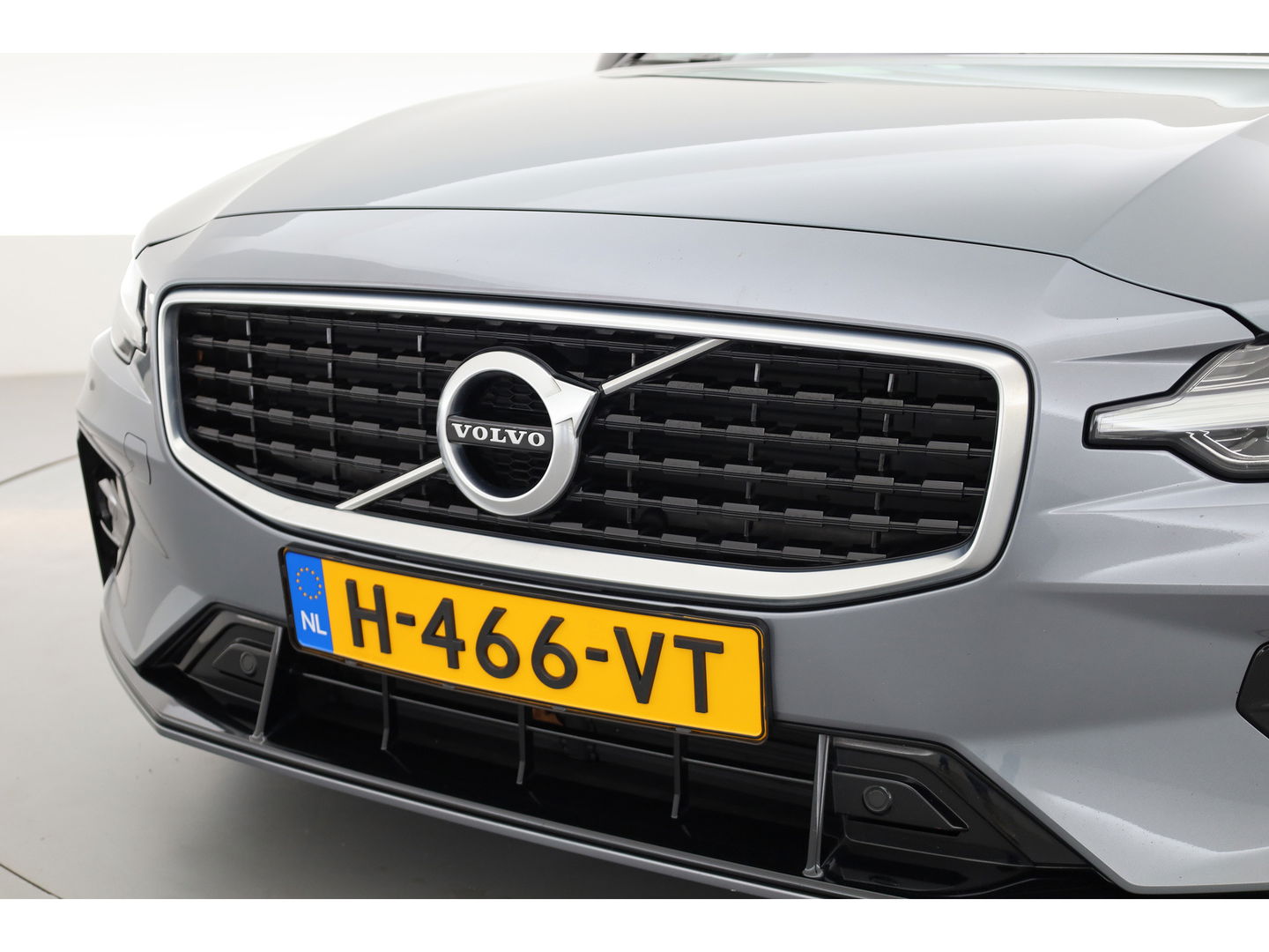 Volvo S60 2.0 T4 R-Design | Pilot Assist | ACC | Trekhaak | Camera | Blis | 19'' |