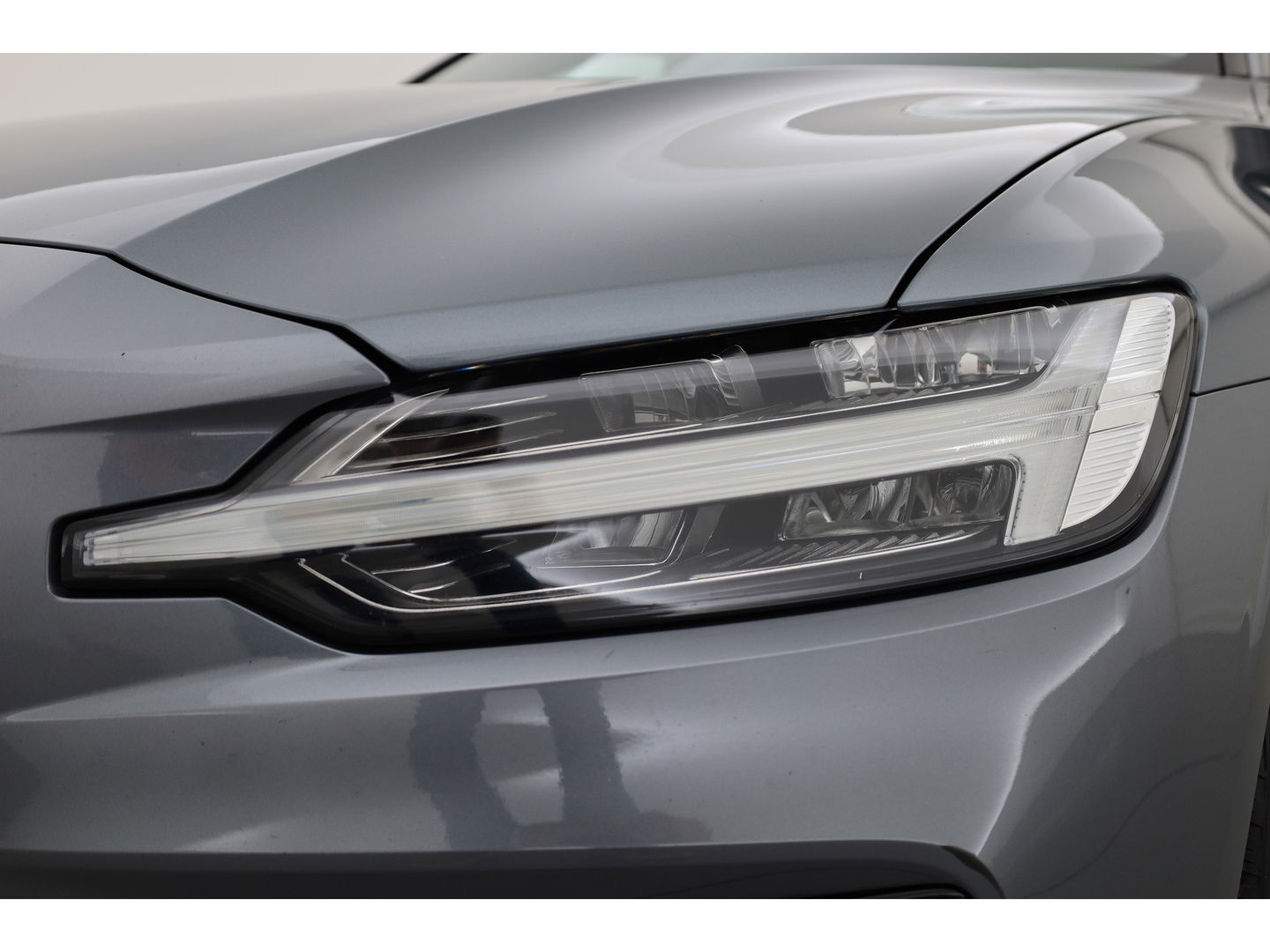 Volvo S60 2.0 T4 R-Design | Pilot Assist | ACC | Trekhaak | Camera | Blis | 19'' |
