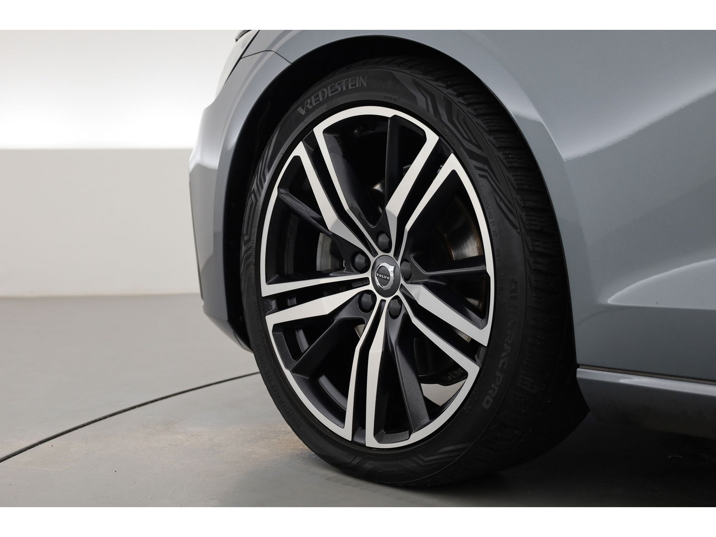 Volvo S60 2.0 T4 R-Design | Pilot Assist | ACC | Trekhaak | Camera | Blis | 19'' |