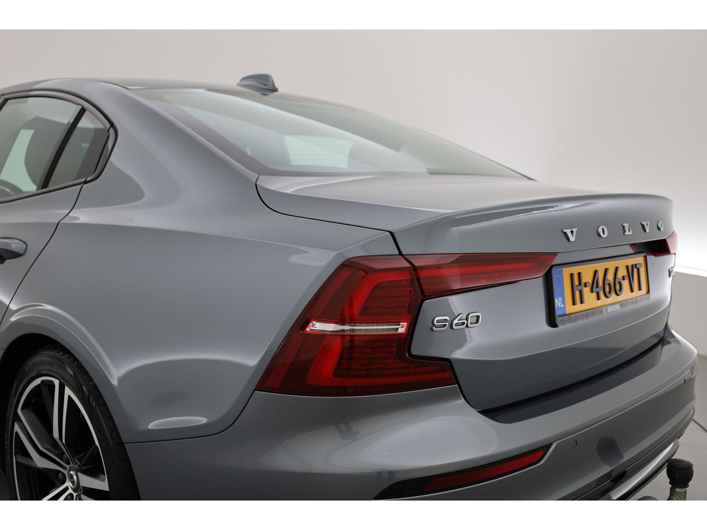 Volvo S60 2.0 T4 R-Design | Pilot Assist | ACC | Trekhaak | Camera | Blis | 19'' |