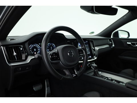 Volvo S60 2.0 T4 R-Design | Pilot Assist | ACC | Trekhaak | Camera | Blis | 19'' |