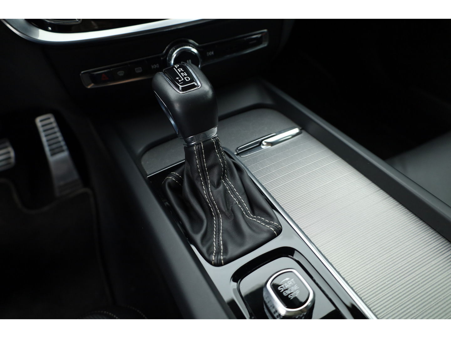 Volvo S60 2.0 T4 R-Design | Pilot Assist | ACC | Trekhaak | Camera | Blis | 19'' |