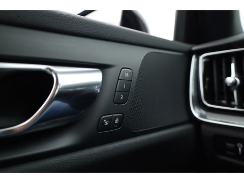 Volvo S60 2.0 T4 R-Design | Pilot Assist | ACC | Trekhaak | Camera | Blis | 19'' |