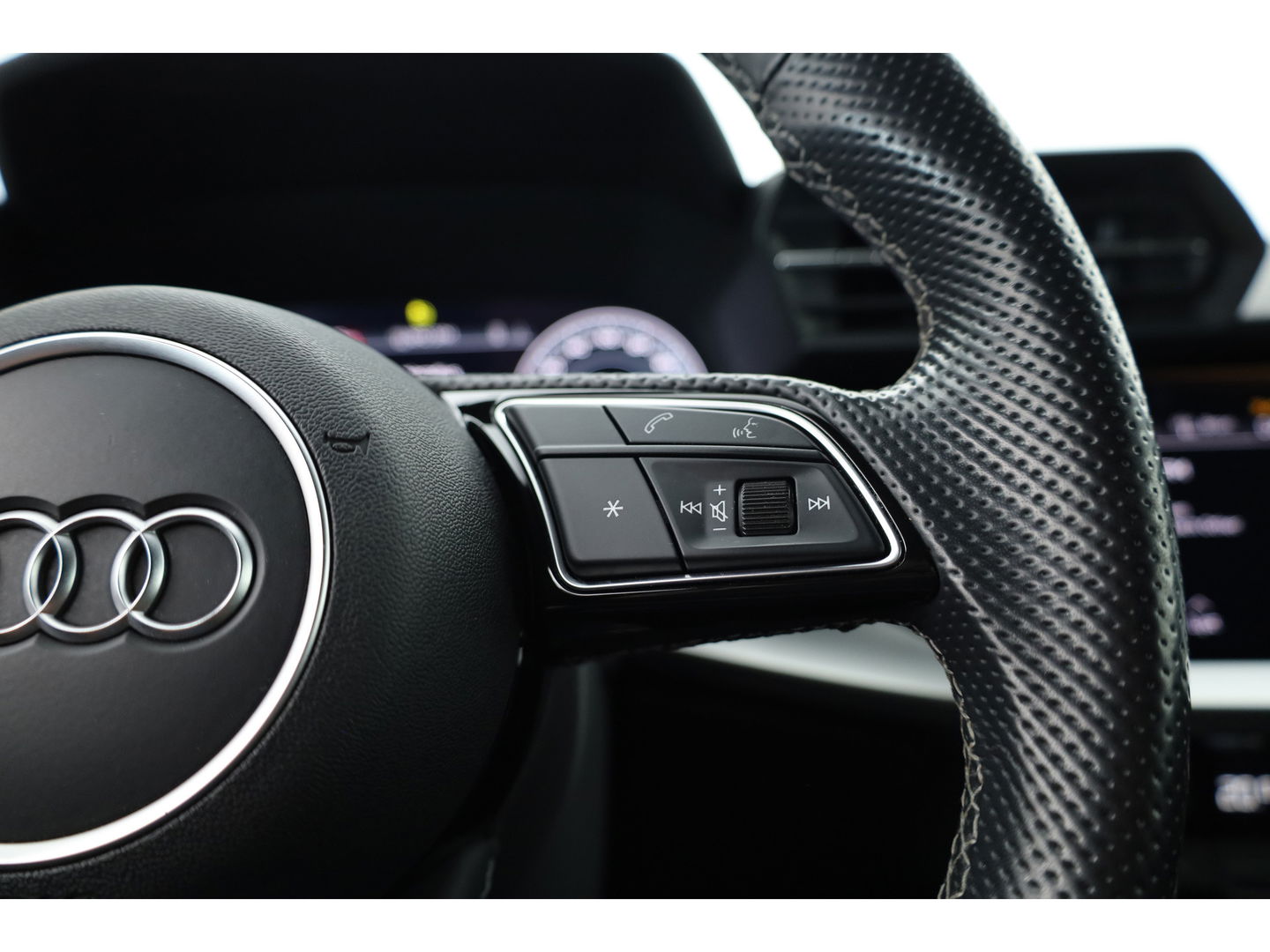 Audi A3 Sportback 45 TFSI e S edition Competition | S Line | Kuipstoelen | B&O | Keyless | Adapt. Cruise | Matrix | 18'' |