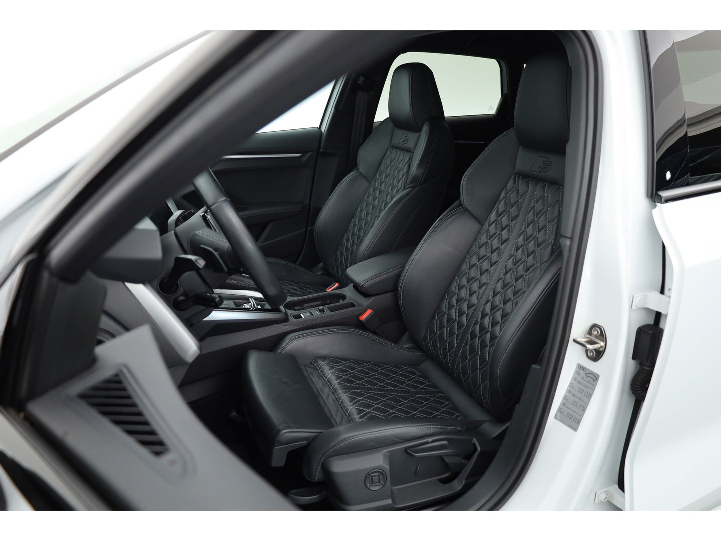 Audi A3 Sportback 45 TFSI e S edition Competition | S Line | Kuipstoelen | B&O | Keyless | Adapt. Cruise | Matrix | 18'' |