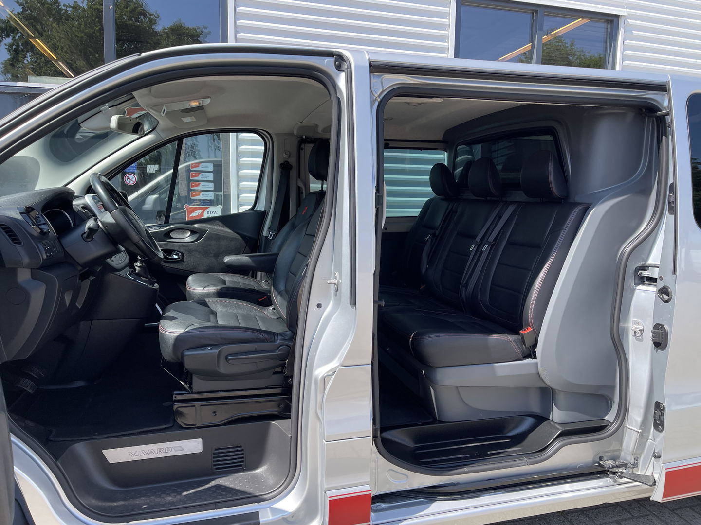 Opel Vivaro 1.6 CDTI L2H1 DC 5 persoons Irmscher GT Nr: 013 / 100 EcoFlex / vaste prijs rijklaar € 18.950 ex btw / lease vanaf € 319 / airco / cruise / navi / leer / camera / trekhaak / dubbele schuifdeur !