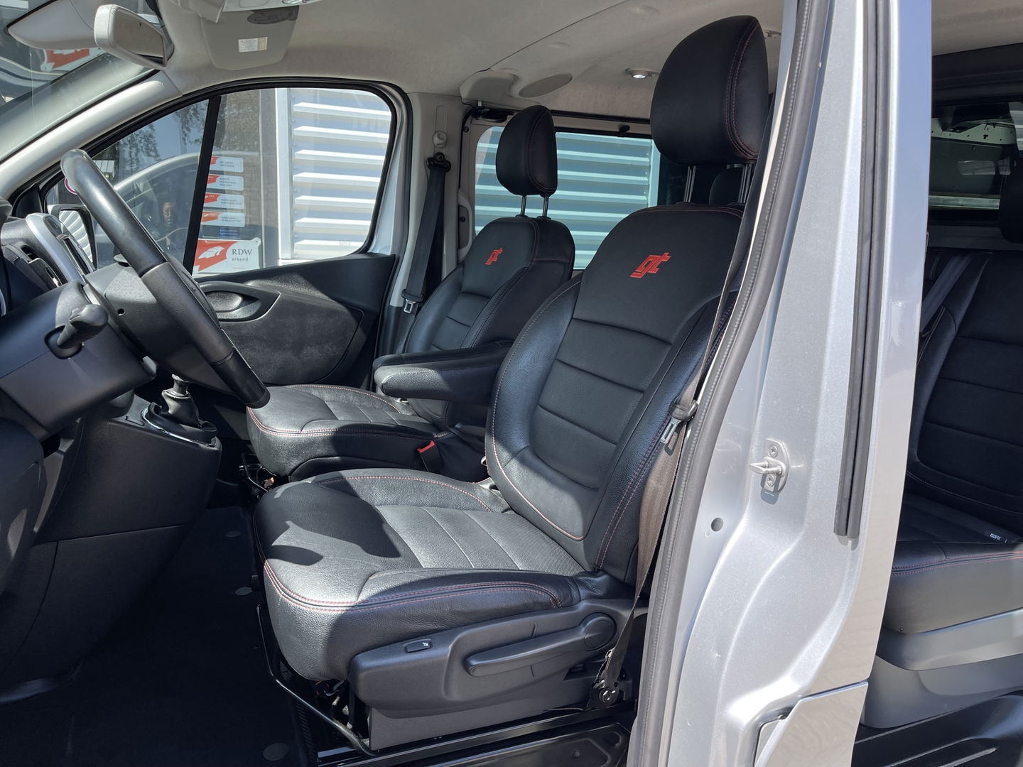 Opel Vivaro 1.6 CDTI L2H1 DC 5 persoons Irmscher GT Nr: 013 / 100 EcoFlex / vaste prijs rijklaar € 18.950 ex btw / lease vanaf € 319 / airco / cruise / navi / leer / camera / trekhaak / dubbele schuifdeur !