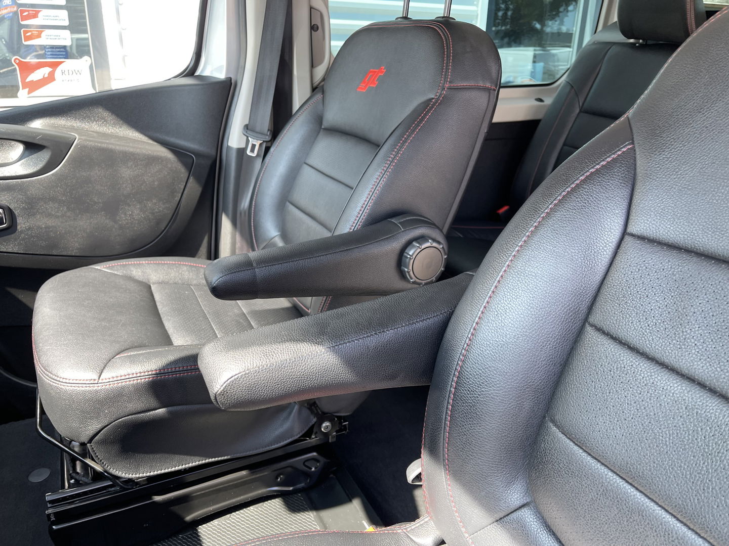 Opel Vivaro 1.6 CDTI L2H1 DC 5 persoons Irmscher GT Nr: 013 / 100 EcoFlex / vaste prijs rijklaar € 18.950 ex btw / lease vanaf € 319 / airco / cruise / navi / leer / camera / trekhaak / dubbele schuifdeur !