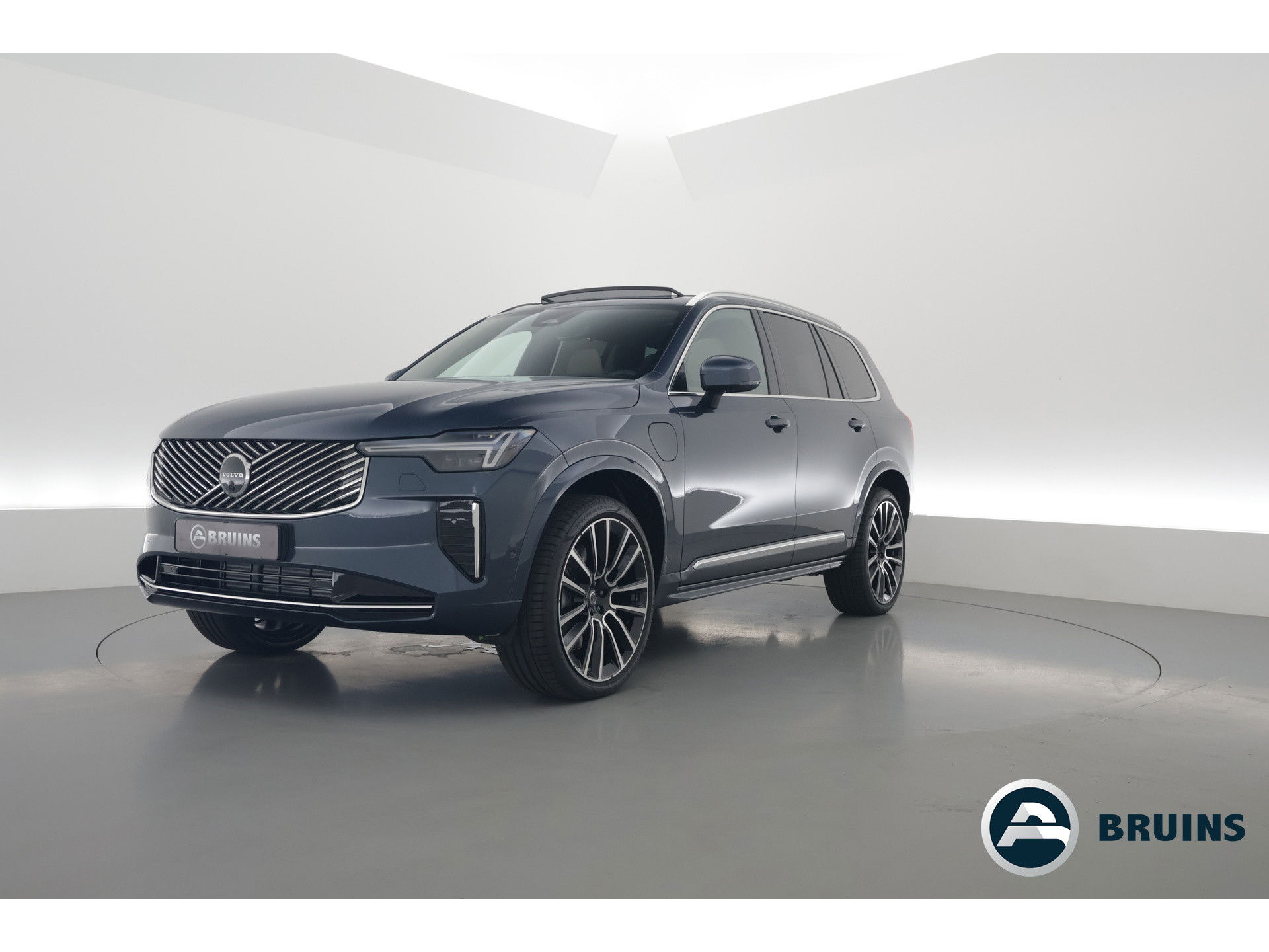 Volvo XC90 T8 Recharge Ultra Bright ''Facelift'' | Full Option | NIEUWPRIJS €111.635,- | Luchtvering | B&W |Pano | HUD | Massage | Stoelventilatie | 22'' |