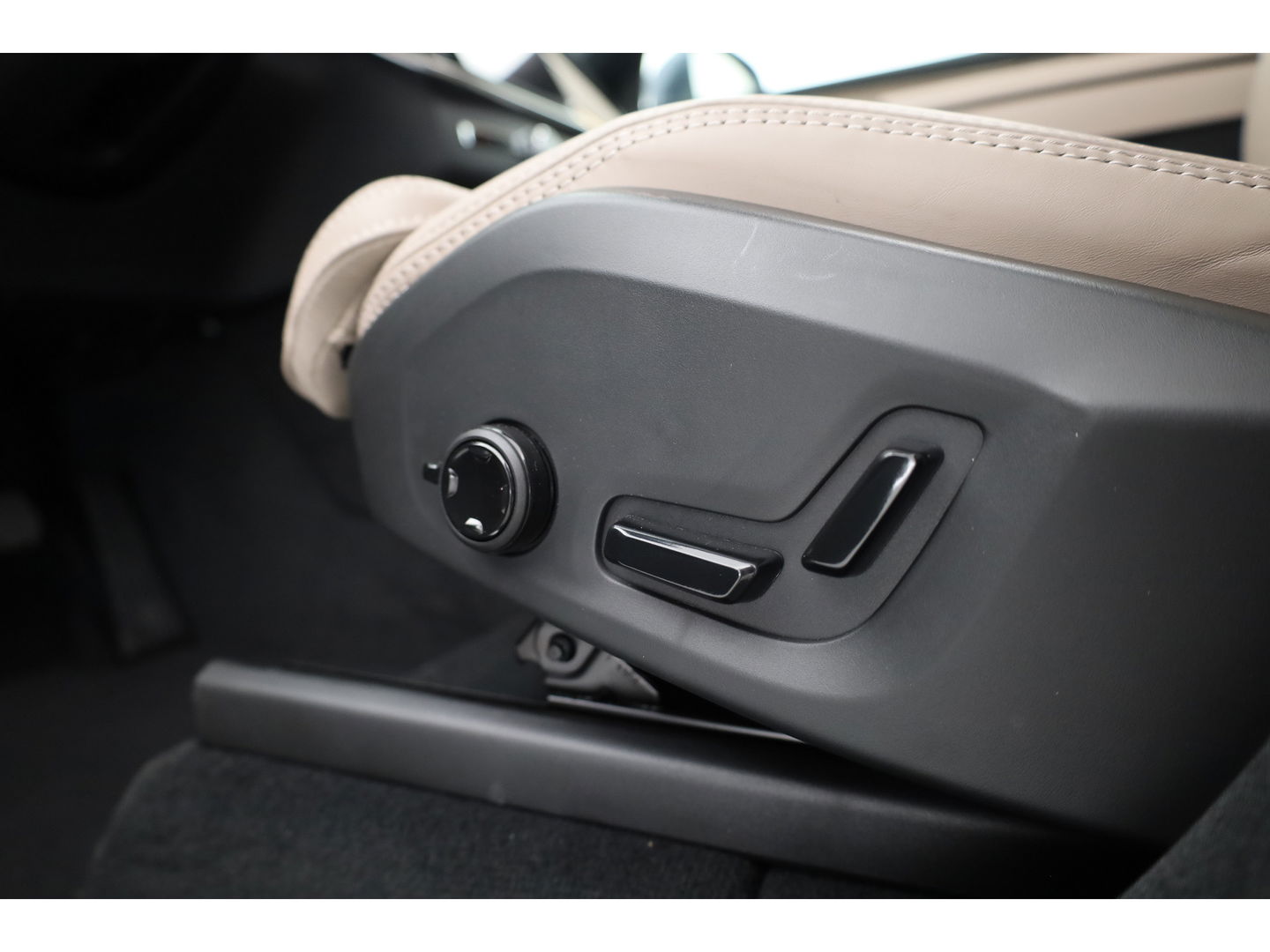 Volvo XC90 T8 Recharge Ultra Bright ''Facelift'' | Full Option | NIEUWPRIJS €111.635,- | Luchtvering | B&W |Pano | HUD | Massage | Stoelventilatie | 22'' |