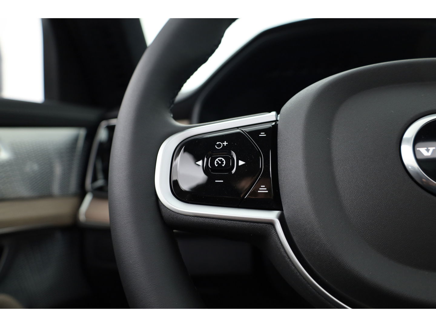 Volvo XC90 T8 Recharge Ultra Bright ''Facelift'' | Full Option | NIEUWPRIJS €111.635,- | Luchtvering | B&W |Pano | HUD | Massage | Stoelventilatie | 22'' |