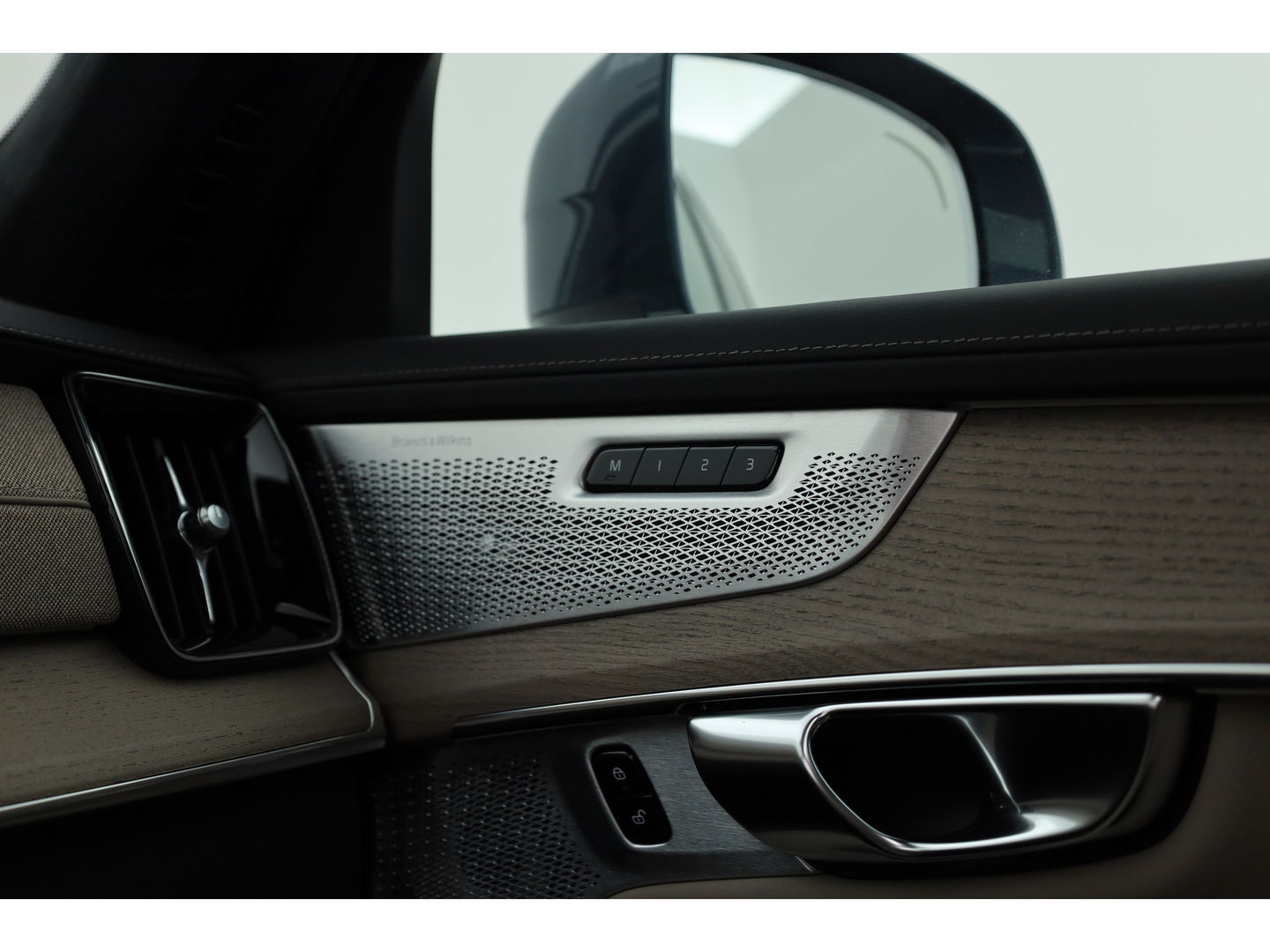 Volvo XC90 T8 Recharge Ultra Bright ''Facelift'' | Full Option | NIEUWPRIJS €111.635,- | Luchtvering | B&W |Pano | HUD | Massage | Stoelventilatie | 22'' |