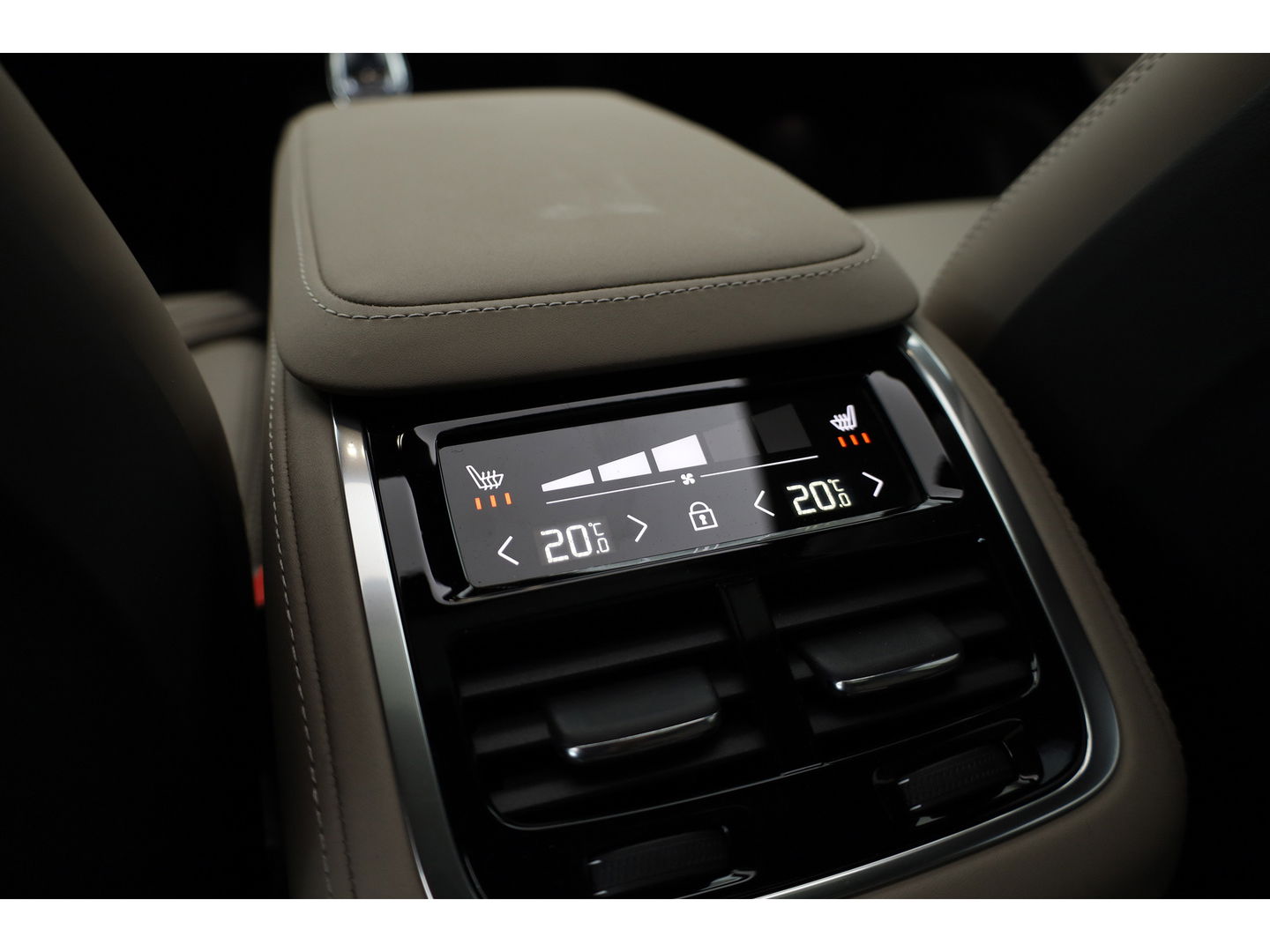 Volvo XC90 T8 Recharge Ultra Bright ''Facelift'' | Full Option | NIEUWPRIJS €111.635,- | Luchtvering | B&W |Pano | HUD | Massage | Stoelventilatie | 22'' |