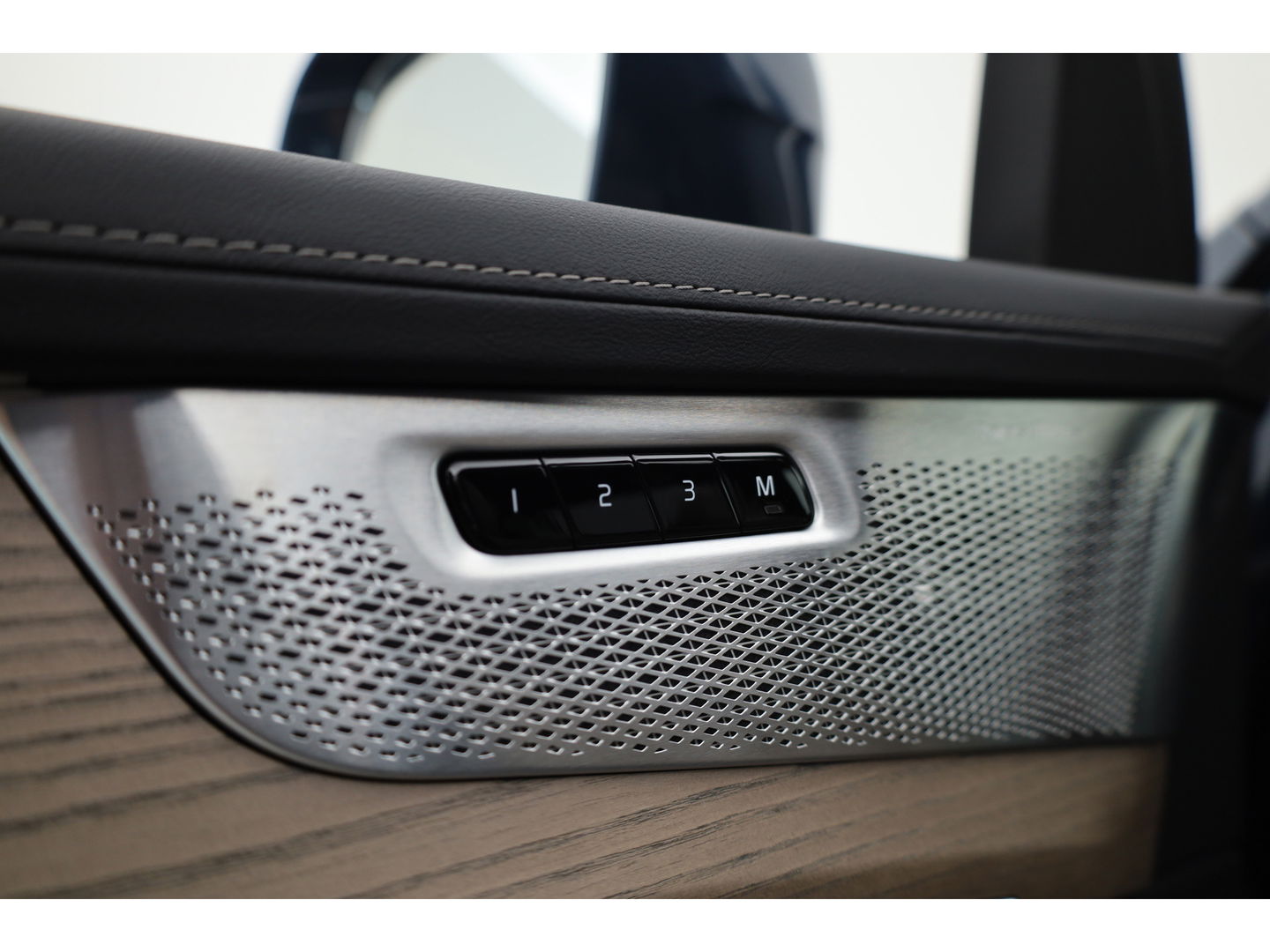 Volvo XC90 T8 Recharge Ultra Bright ''Facelift'' | Full Option | NIEUWPRIJS €111.635,- | Luchtvering | B&W |Pano | HUD | Massage | Stoelventilatie | 22'' |