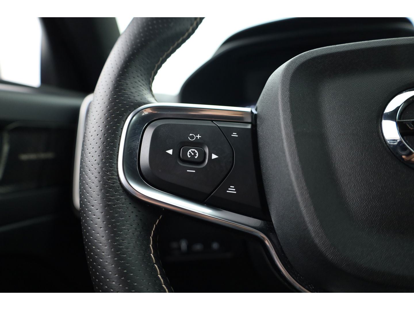 Volvo XC40 1.5 T5 Recharge R-Design | Pilot Assist. | ACC | Blis | H&K Audio | Elek. stoel. | Stoel + stuurverw. |