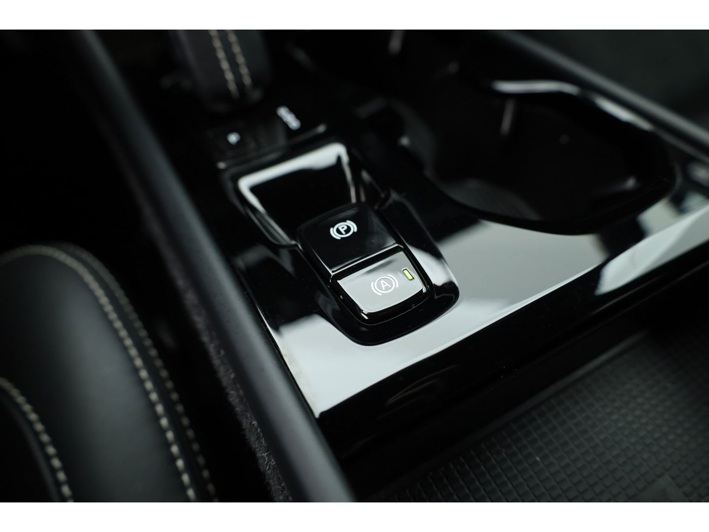 Volvo XC40 1.5 T5 Recharge R-Design | Pilot Assist. | ACC | Blis | H&K Audio | Elek. stoel. | Stoel + stuurverw. |