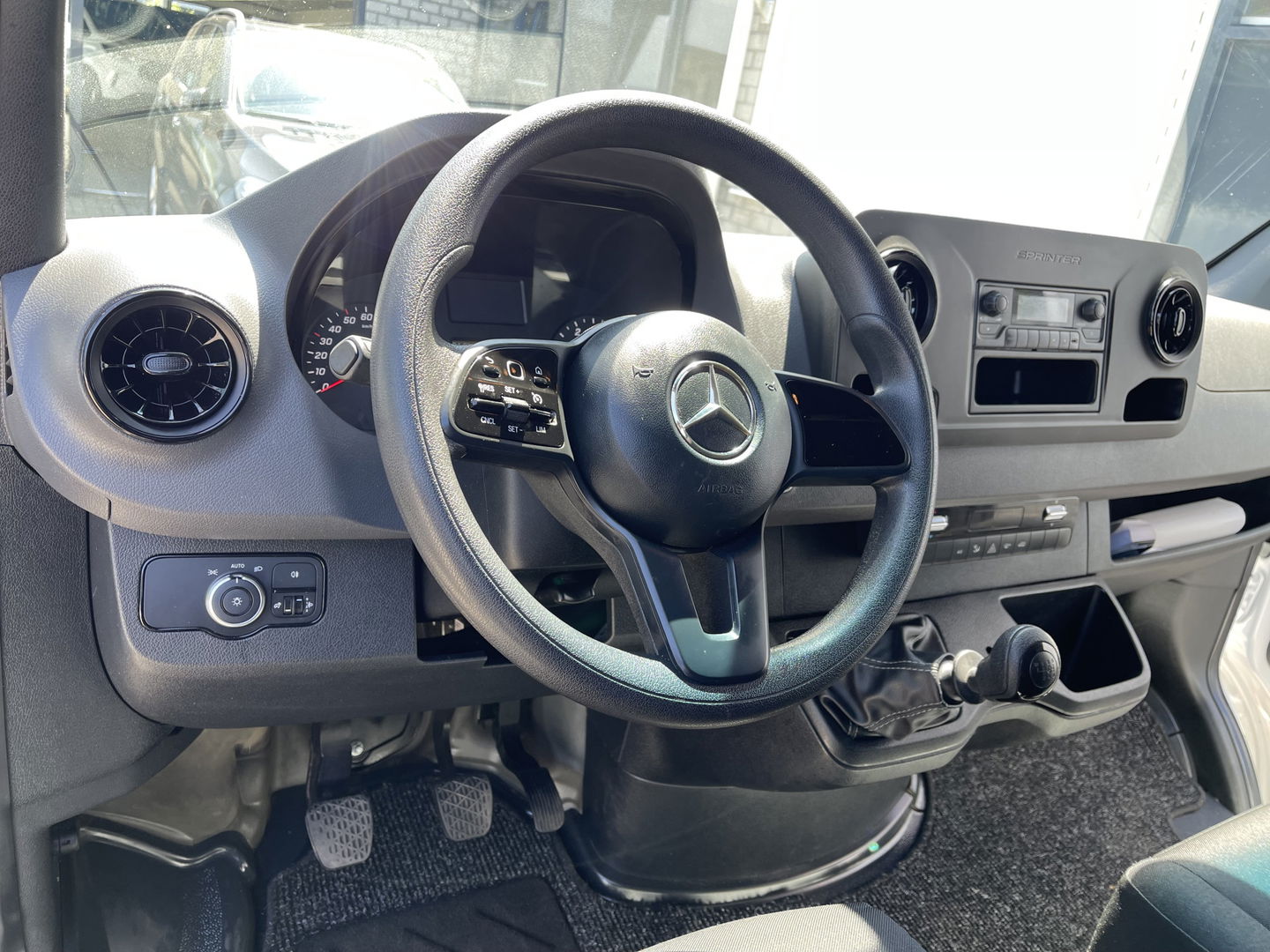 Mercedes-Benz Sprinter 211 1.9 CDI L1H1 FWD / vaste prijs rijklaar € 21.950 ex btw / lease vanaf € 358 / airco / cruise control / trekhaak / euro 6 diesel / bpm vrij / bijrijdersbank !