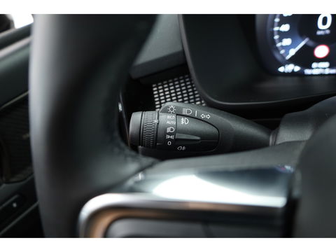 Volvo XC40 T5 Recharge R-Design | Pilot Assist | ACC | Blis | H&K Audio | Elek. stoelen | Stoel + stuurverw. |