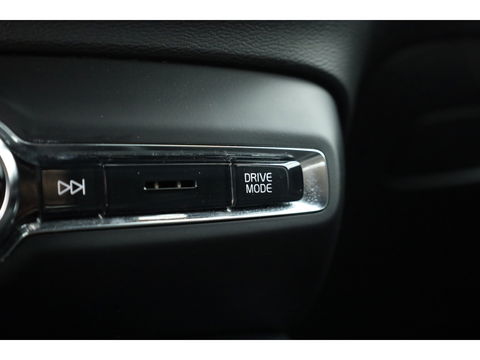 Volvo XC40 T5 Recharge R-Design | Pilot Assist | ACC | Blis | H&K Audio | Elek. stoelen | Stoel + stuurverw. |
