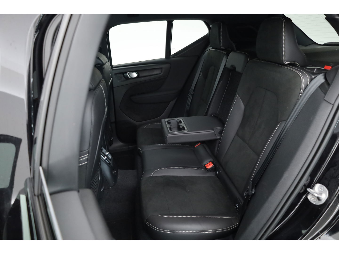 Volvo XC40 T5 Recharge R-Design | Pilot Assist | ACC | Blis | H&K Audio | Elek. stoelen | Stoel + stuurverw. |