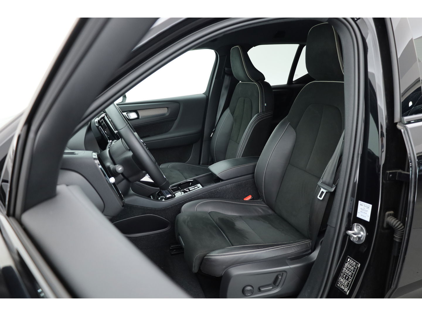 Volvo XC40 T5 Recharge R-Design | Pilot Assist | ACC | Blis | H&K Audio | Elek. stoelen | Stoel + stuurverw. |