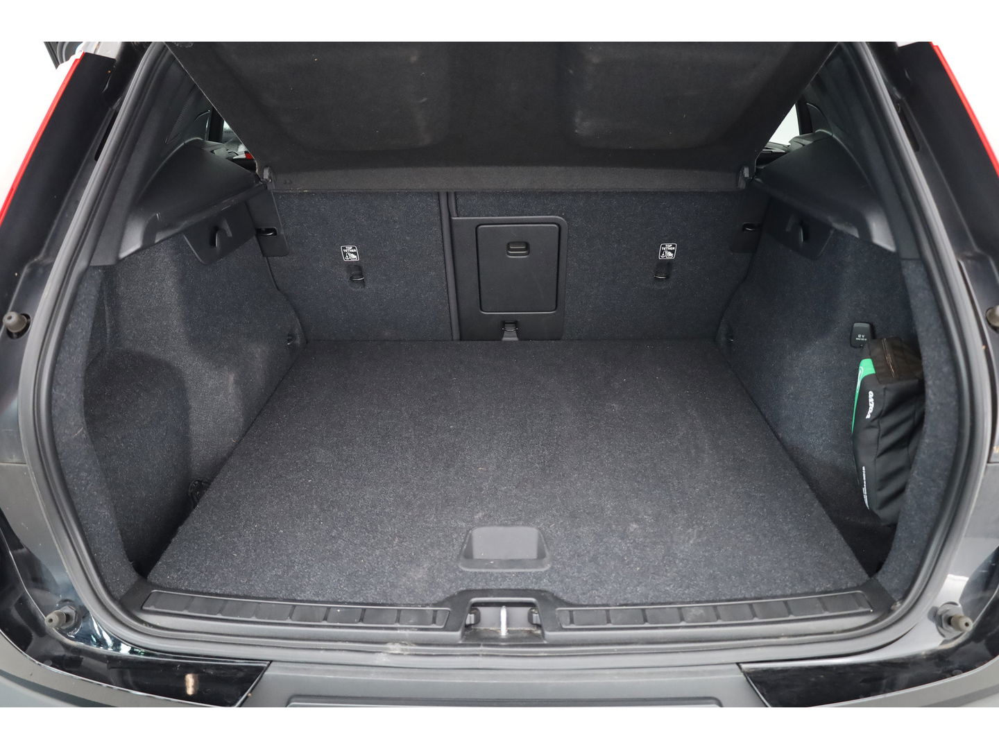 Volvo XC40 T5 Recharge R-Design | Pilot Assist | ACC | Blis | H&K Audio | Elek. stoelen | Stoel + stuurverw. |
