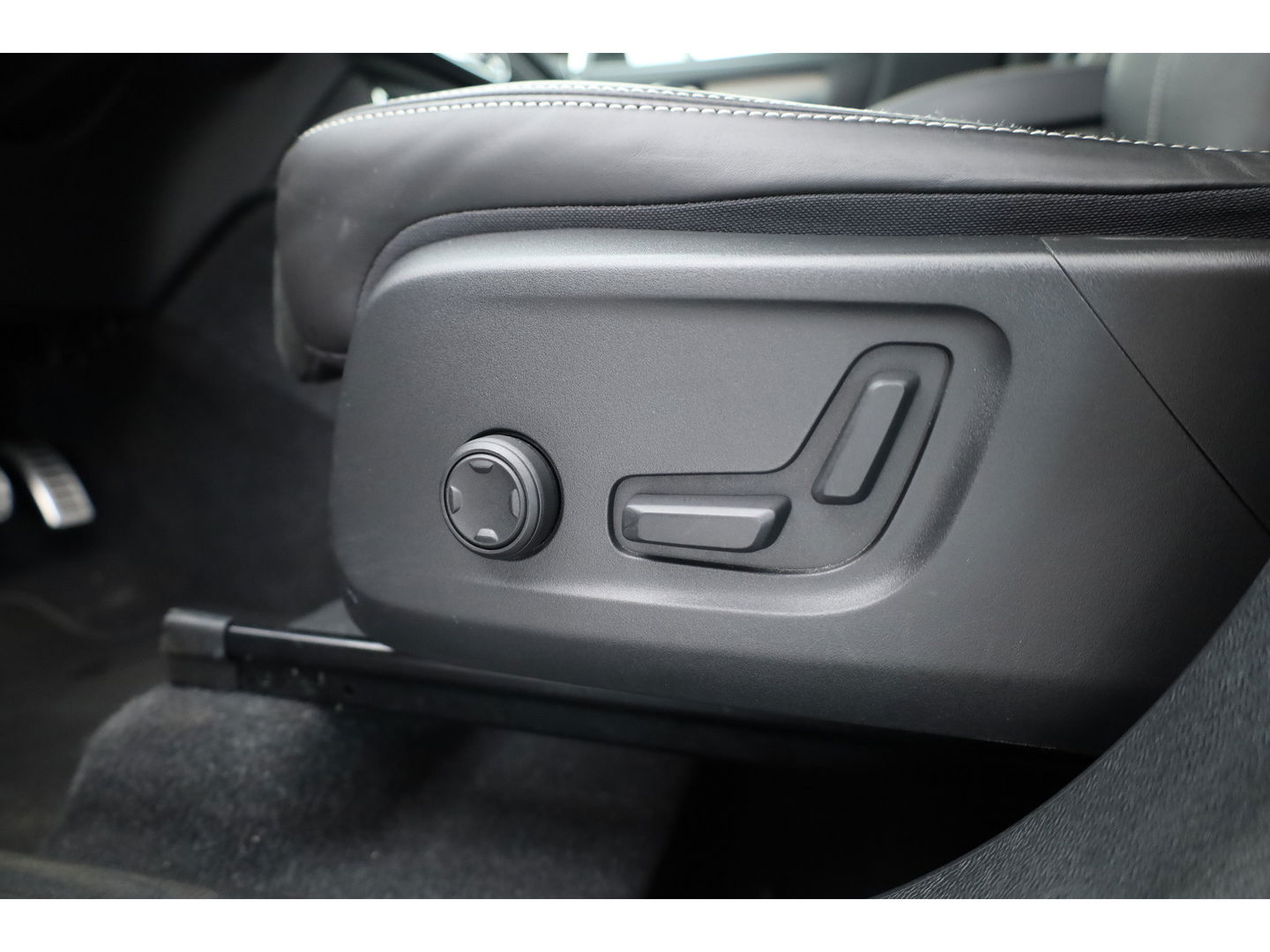 Volvo XC40 T5 Recharge R-Design | Pilot Assist | ACC | Blis | H&K Audio | Elek. stoelen | Stoel + stuurverw. |