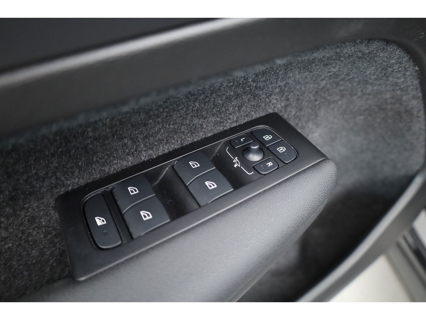 Volvo XC40 T5 Recharge R-Design | Pilot Assist | ACC | Blis | H&K Audio | Elek. stoelen | Stoel + stuurverw. |