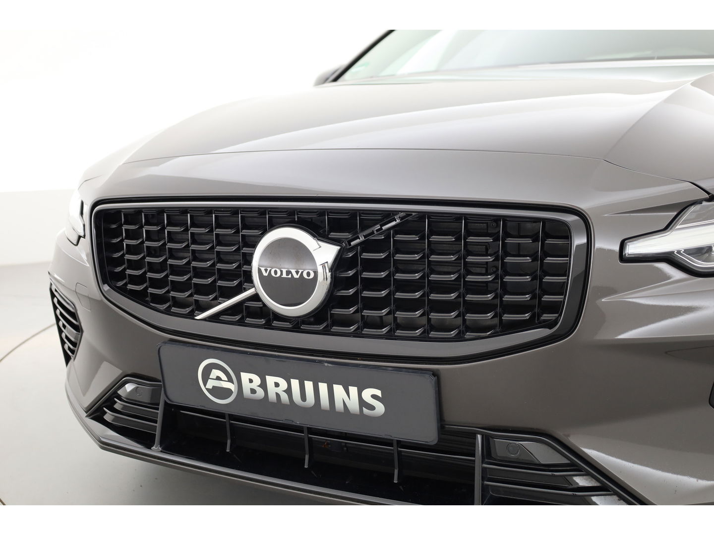 Volvo V60 T6 Recharge Plus Dark | Long Range | Pilot Assist | Stoel + stuurver. | 19'' | H&K Audio |