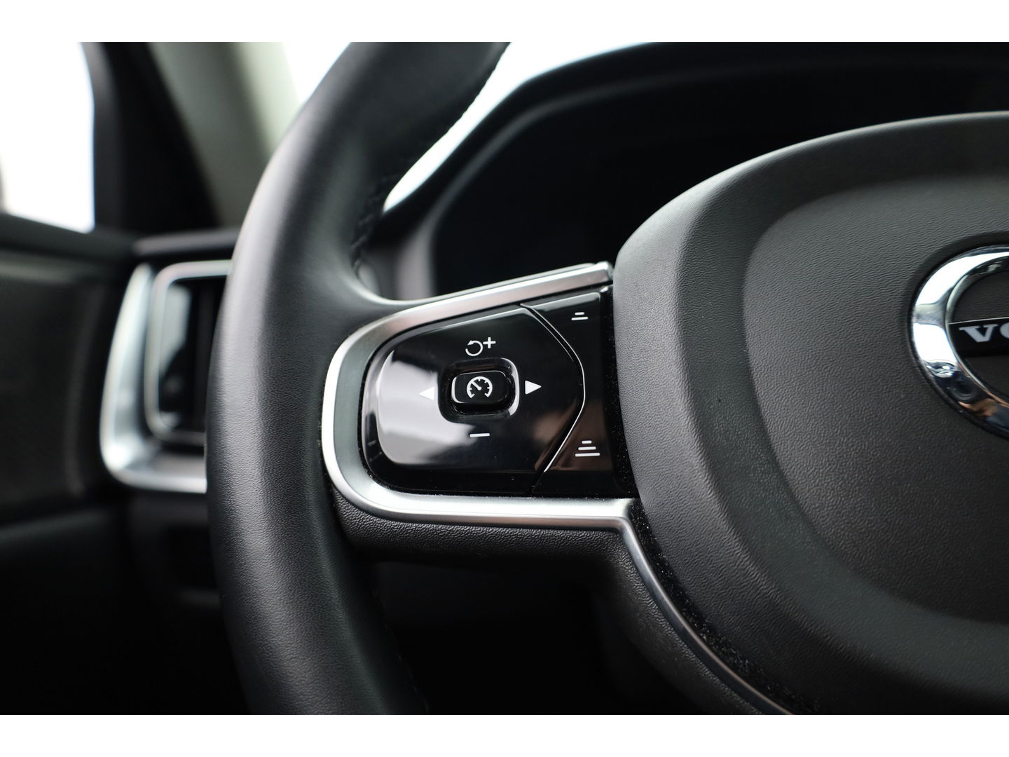 Volvo V60 T6 Recharge Plus Dark | Long Range | Pilot Assist | Stoel + stuurver. | 19'' | H&K Audio |
